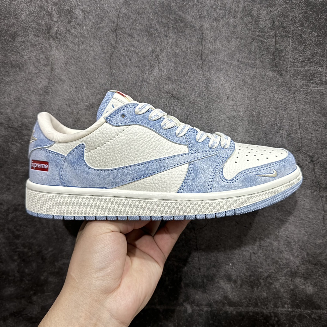 【定制版】Travis Scott x Fragment Design x Air Jordan 1 Low OG SP AJ1 乔1 Supreme联名-扎染蓝 低帮文化休闲板鞋 CH6336-010rnn多方联名合作融合了Travis Scott 独特的音乐风格，藤原浩个性的设计风格以及Jordan品牌的经典元素 使其成为一双具有独特身份和价值的鞋子 清新而立体的外观加上联名标识更突出了其独特身份 这种配色方案显示出活力和时尚感 在视觉上引人注目  鞋身的质感和细腻的细节处理使其显得高端而格调十足  这款“倒钩”联名是设计与创意完美结合  融合多方的个性风格是一款备受瞩目的潮流鞋款  低帮休闲板鞋 定制鞋盒 大厂纯原品质出货 超高清洁度 皮料切割干净无任何毛边 细节完美 r 尺码：36 36.5 37.5 38 38.5 39 40 40.5 41 42 42.5 43 44 44.5 45  编码：HXS320340-鞋库