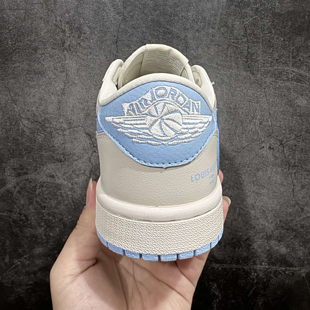 图片[4]-【定制版】Travis Scott x Nike Air Jordan 1 Low x Louis VuittonnAir Jordan 1 Low 反转翻毛白蓝倒钩 纯原版本n全鞋采用原装头层皮，用料扎实 精雕细琢n鞋型极致还原 飞翼3D打印改良 深度立体四线中底拉帮皮料选材 钢印 背胶一应俱全 全新批次 原装原模大底全鞋原厂定制皮料，手感细腻正确折边工艺 完美细节诠释 官方货号：LX1988 101 Size：36 36.5 37.5 38 38.5 39 40 40.5 41 42 42.5 43 44 44.5 45 编码：HXS320340-鞋库