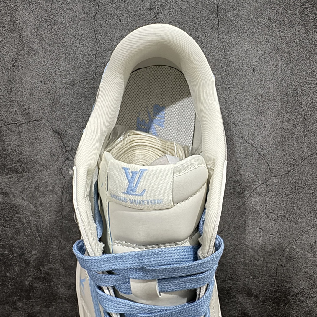 图片[8]-【定制版】Travis Scott x Nike Air Jordan 1 Low x Louis VuittonnAir Jordan 1 Low 反转翻毛白蓝倒钩 纯原版本n全鞋采用原装头层皮，用料扎实 精雕细琢n鞋型极致还原 飞翼3D打印改良 深度立体四线中底拉帮皮料选材 钢印 背胶一应俱全 全新批次 原装原模大底全鞋原厂定制皮料，手感细腻正确折边工艺 完美细节诠释 官方货号：LX1988 101 Size：36 36.5 37.5 38 38.5 39 40 40.5 41 42 42.5 43 44 44.5 45 编码：HXS320340-鞋库