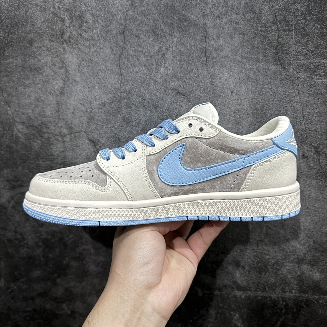 图片[2]-【定制版】Travis Scott x Nike Air Jordan 1 Low x Louis VuittonnAir Jordan 1 Low 反转翻毛白蓝倒钩 纯原版本n全鞋采用原装头层皮，用料扎实 精雕细琢n鞋型极致还原 飞翼3D打印改良 深度立体四线中底拉帮皮料选材 钢印 背胶一应俱全 全新批次 原装原模大底全鞋原厂定制皮料，手感细腻正确折边工艺 完美细节诠释 官方货号：LX1988 101 Size：36 36.5 37.5 38 38.5 39 40 40.5 41 42 42.5 43 44 44.5 45 编码：HXS320340-鞋库