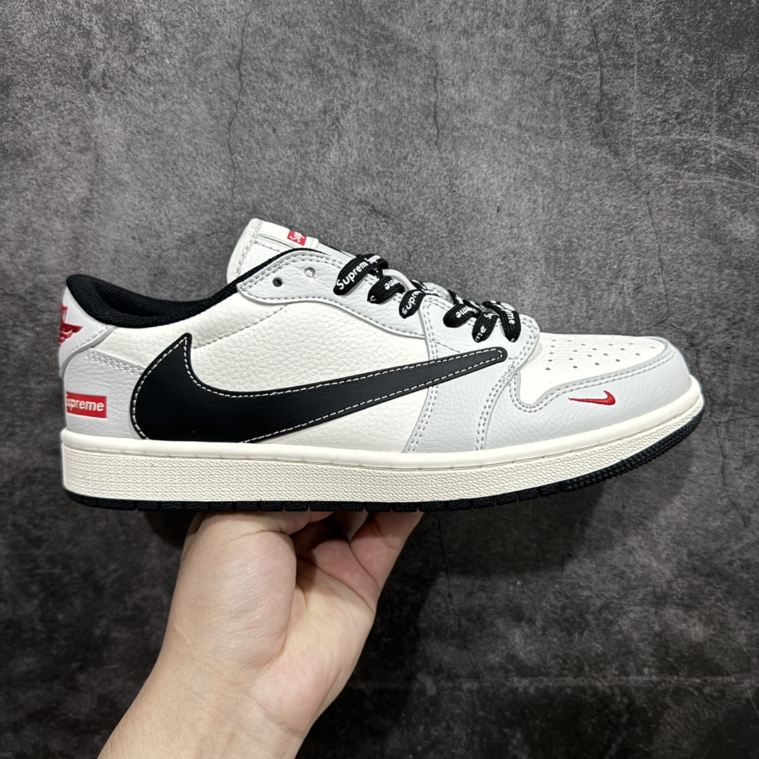 【定制版】Travis Scott x Fragment Design x Air Jordan 1 Low OG SP AJ1 乔1 Supreme联名-雾隐蓝 低帮文化休闲板鞋 SJ2068-119rn#多方联名合作融合了Travis Scott 独特的音乐风格，藤原浩个性的设计风格以及Jordan品牌的经典元素 使其成为一双具有独特身份和价值的鞋子 清新而立体的外观加上联名标识更突出了其独特身份 这种配色方案显示出活力和时尚感 在视觉上引人注目  鞋身的质感和细腻的细节处理使其显得高端而格调十足  这款“倒钩”联名是设计与创意完美结合  融合多方的个性风格是一款备受瞩目的潮流鞋款  低帮休闲板鞋 定制鞋盒 大厂纯原品质出货 超高清洁度 皮料切割干净无任何毛边 细节完美 r 尺码：36 36.5 37.5 38 38.5 39 40 40.5 41 42 42.5 43 44 44.5 45  编码：HXS320340-鞋库