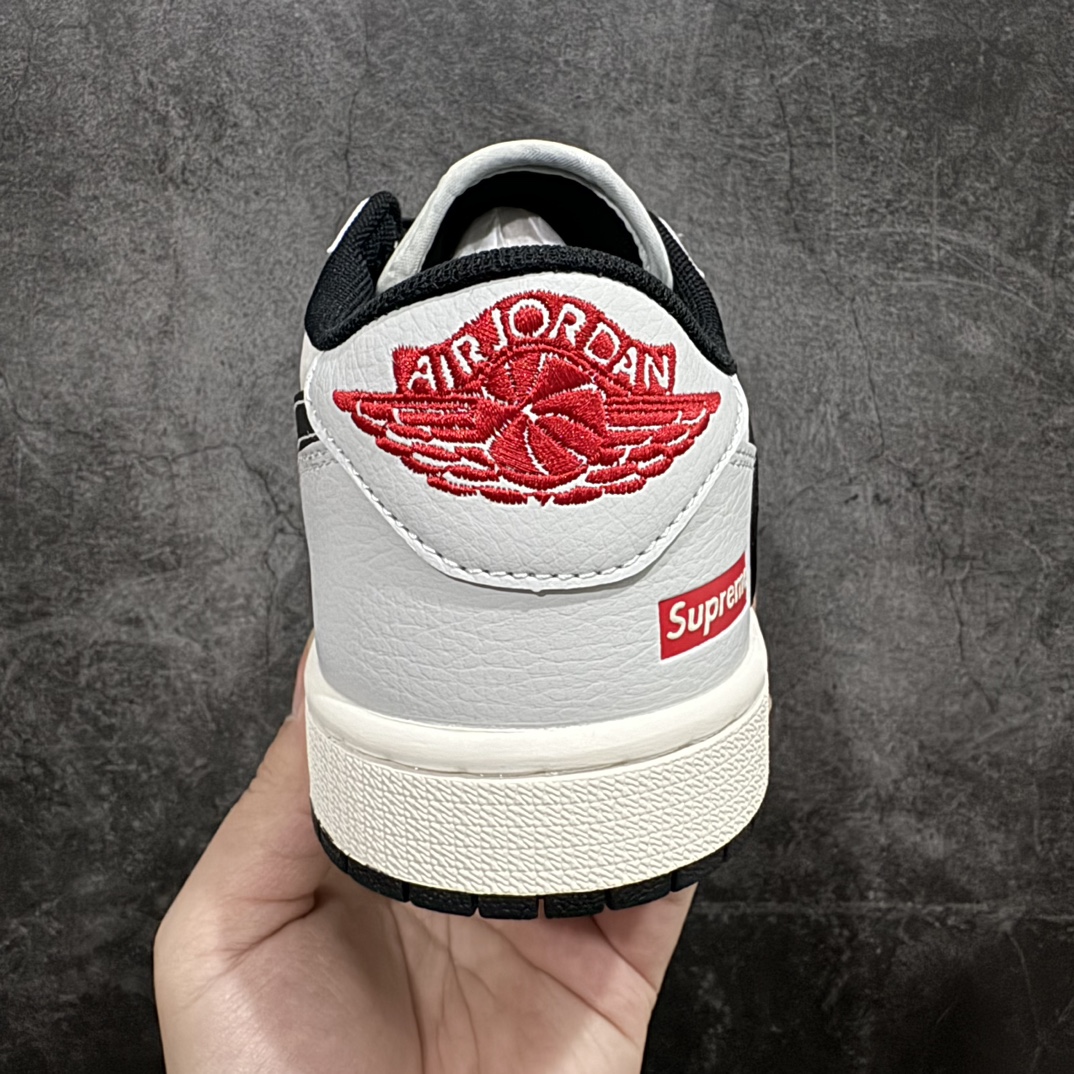 图片[4]-【定制版】Travis Scott x Fragment Design x Air Jordan 1 Low OG SP AJ1 乔1 Supreme联名-雾隐蓝 低帮文化休闲板鞋 SJ2068-119rn#多方联名合作融合了Travis Scott 独特的音乐风格，藤原浩个性的设计风格以及Jordan品牌的经典元素 使其成为一双具有独特身份和价值的鞋子 清新而立体的外观加上联名标识更突出了其独特身份 这种配色方案显示出活力和时尚感 在视觉上引人注目  鞋身的质感和细腻的细节处理使其显得高端而格调十足  这款“倒钩”联名是设计与创意完美结合  融合多方的个性风格是一款备受瞩目的潮流鞋款  低帮休闲板鞋 定制鞋盒 大厂纯原品质出货 超高清洁度 皮料切割干净无任何毛边 细节完美 r 尺码：36 36.5 37.5 38 38.5 39 40 40.5 41 42 42.5 43 44 44.5 45  编码：HXS320340-鞋库