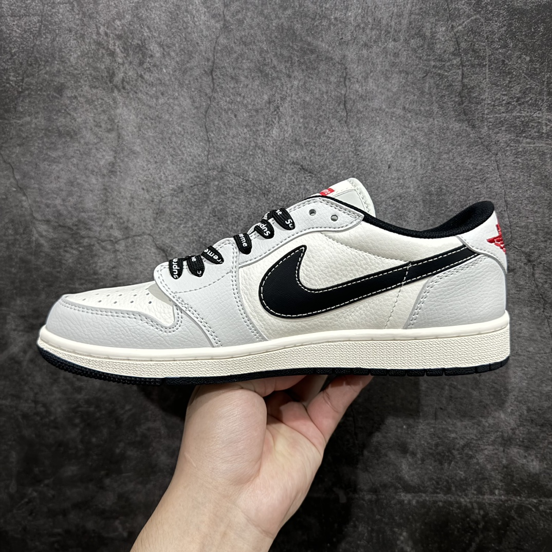 图片[2]-【定制版】Travis Scott x Fragment Design x Air Jordan 1 Low OG SP AJ1 乔1 Supreme联名-雾隐蓝 低帮文化休闲板鞋 SJ2068-119rn#多方联名合作融合了Travis Scott 独特的音乐风格，藤原浩个性的设计风格以及Jordan品牌的经典元素 使其成为一双具有独特身份和价值的鞋子 清新而立体的外观加上联名标识更突出了其独特身份 这种配色方案显示出活力和时尚感 在视觉上引人注目  鞋身的质感和细腻的细节处理使其显得高端而格调十足  这款“倒钩”联名是设计与创意完美结合  融合多方的个性风格是一款备受瞩目的潮流鞋款  低帮休闲板鞋 定制鞋盒 大厂纯原品质出货 超高清洁度 皮料切割干净无任何毛边 细节完美 r 尺码：36 36.5 37.5 38 38.5 39 40 40.5 41 42 42.5 43 44 44.5 45  编码：HXS320340-鞋库