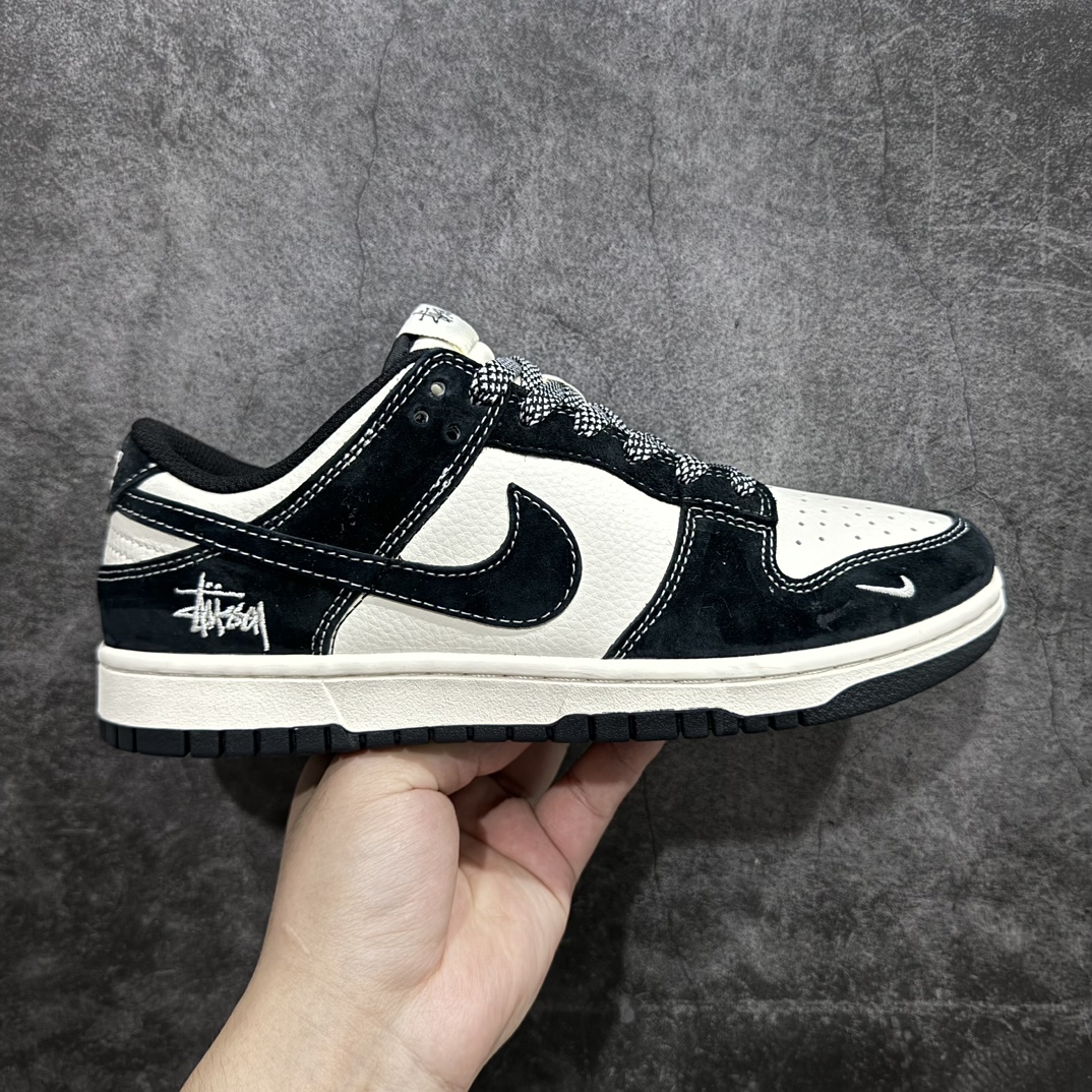 【定制版】Nk SB Dunk Low 斯图西联名-黑白马克线 周年高端定制 低帮休闲板鞋 BB9898-008rn#定制鞋盒 大厂纯原品质出货 超高清洁度 皮料切割干净无任何毛边 细节完美 r 尺码：36 36.5 37.5 38 38.5 39 40 40.5 41 42 42.5 43 44 44.5 45  编码：HXS320340-鞋库