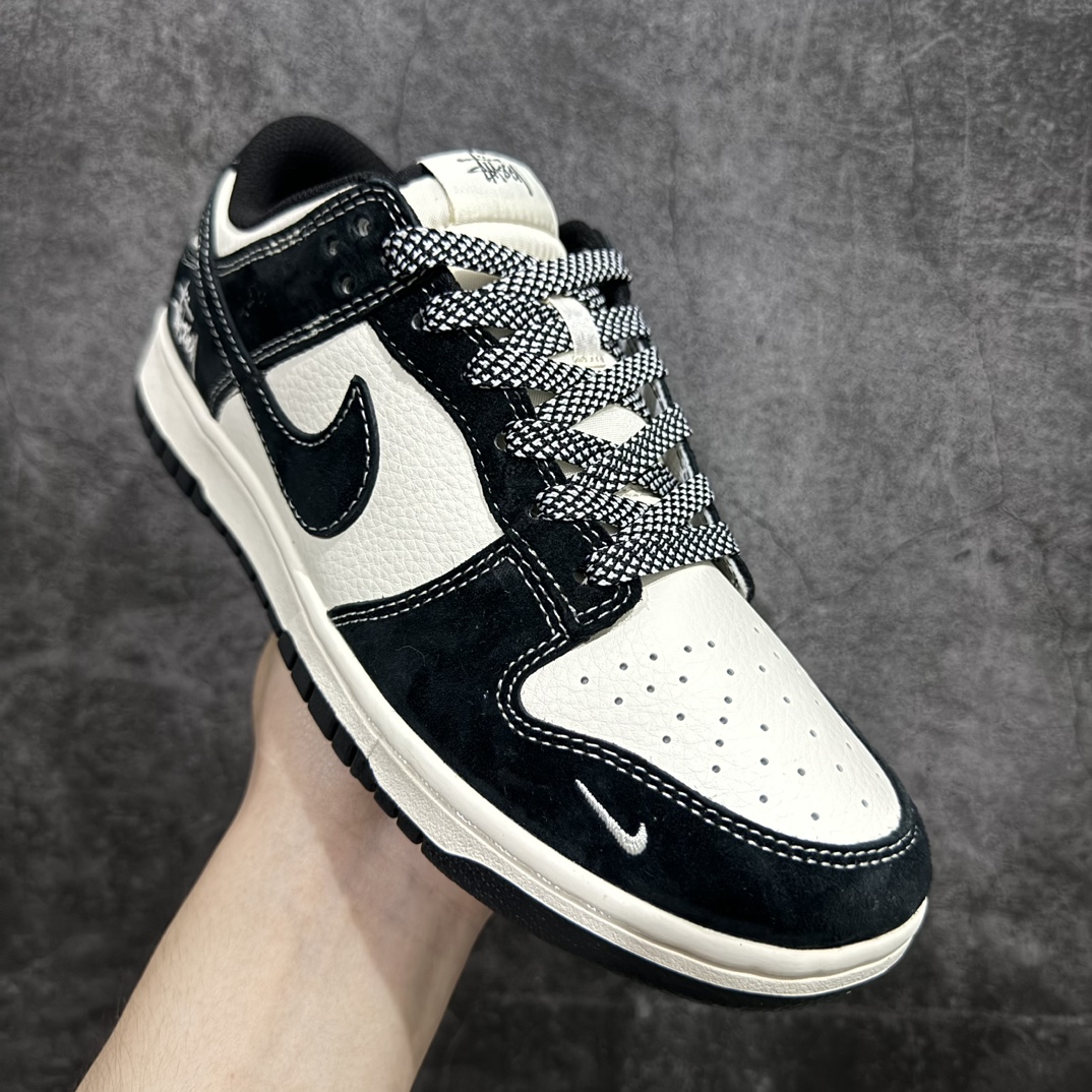 图片[3]-【定制版】Nk SB Dunk Low 斯图西联名-黑白马克线 周年高端定制 低帮休闲板鞋 BB9898-008rn#定制鞋盒 大厂纯原品质出货 超高清洁度 皮料切割干净无任何毛边 细节完美 r 尺码：36 36.5 37.5 38 38.5 39 40 40.5 41 42 42.5 43 44 44.5 45  编码：HXS320340-鞋库