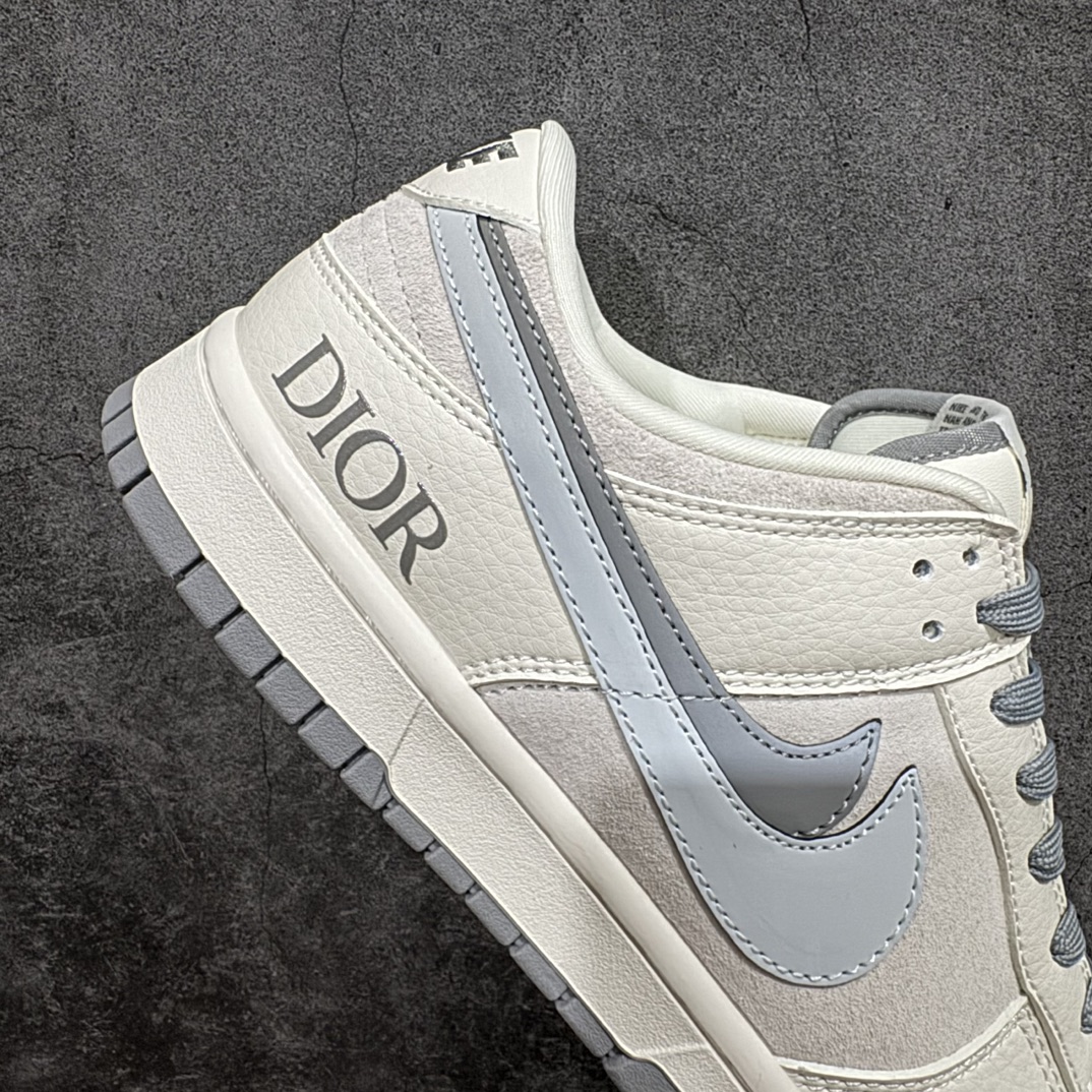 图片[7]-【定制版】Nk SB Dunk Low 迪奥系列-米黄灰蓝勾 周年高端定制 低帮休闲板鞋 XD6188-042rn定制鞋盒 大厂纯原品质出货 超高清洁度 皮料切割干净无任何毛边 细节完美 r 尺码：36 36.5 37.5 38 38.5 39 40 40.5 41 42 42.5 43 44 44.5 45 编码：HXS320340-鞋库