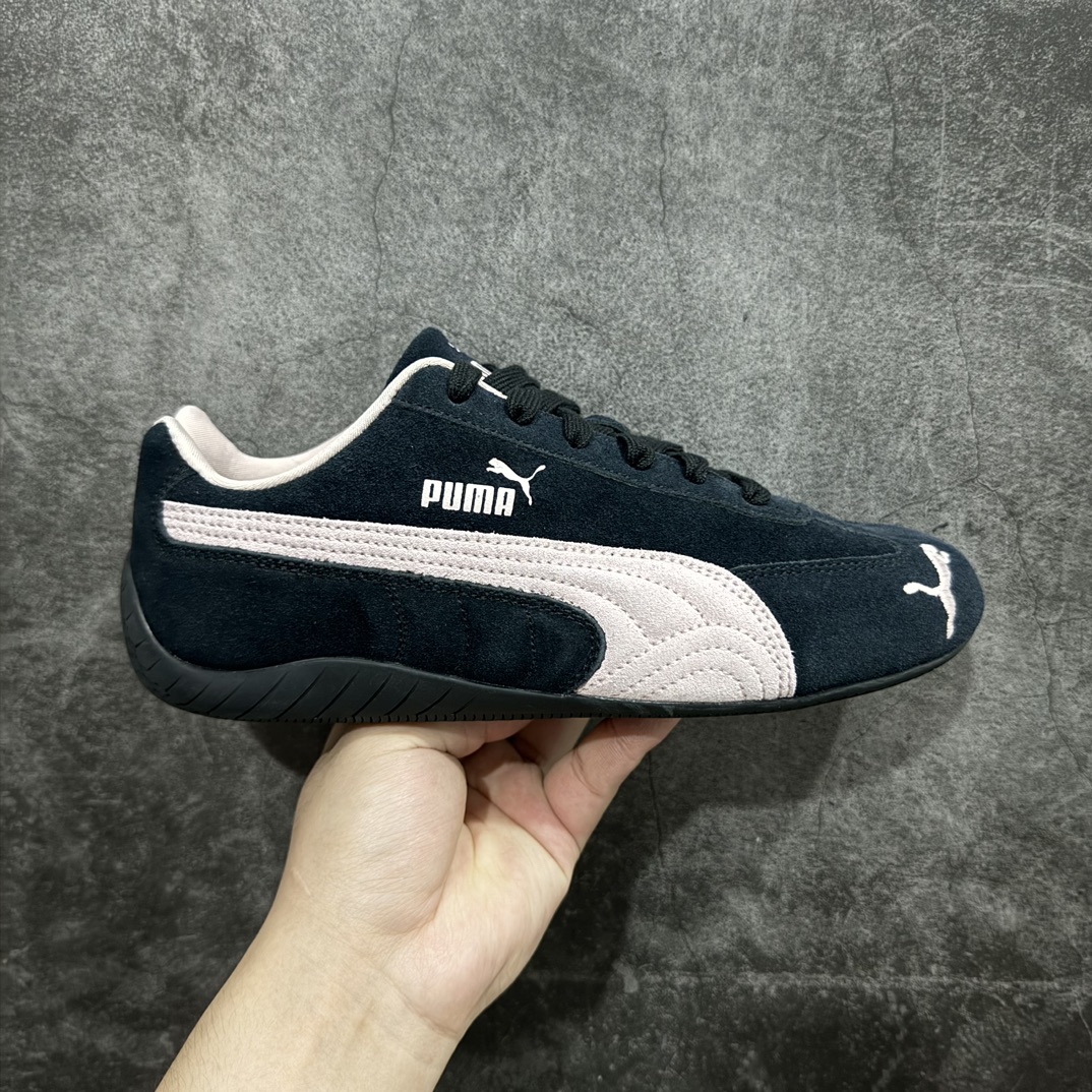 【Top纯原版】Puma Speedcat OG Sparcon彪马罗马阿莫尔系列 复古运动休闲赛车跑鞋 黑粉nn目前市场最优版本n无论是版型 细节 烫金走线n完全碾压市场任意版本 欢迎对比🆚n工厂耗时3个月开发n原装档案原数据纸版楦型n采用固色翻毛皮鞋面材质(正确二次成型\’猛帮\’成型工艺🆚区别市面版本!!)n外置原数据开发轻量耐磨橡胶大底💪🏻nn全球知名运动品牌PUMA宝马赛车系列n融合了宝马车队的标志性配色n以趣味十足又前卫复古的设计引领潮流n将赛道精神融入街头时尚 开启前卫竞速之旅n主打前卫复古风 Roma鞋款的鞋侧以复古的流线造型缀以宝马经典Logo 巧妙吸睛n而Speedcat鞋款以亮眼三色条纹元素缀以舒适鞋面n赋予了独特的个性美学 演绎赛车的无尽能量 尺码：36-45 官方货号：398846 09 编码：TO250270-鞋库