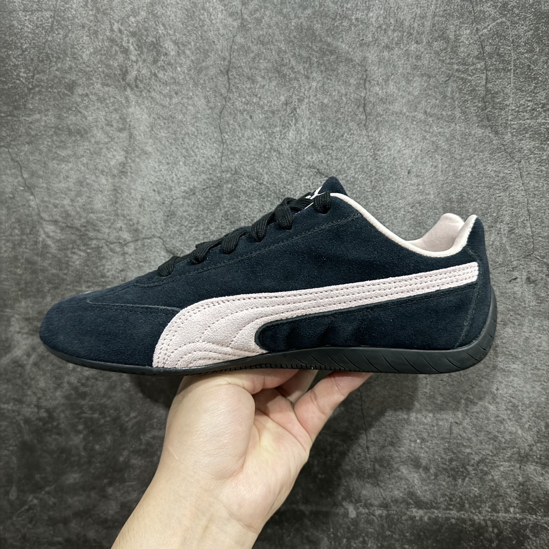 图片[2]-【Top纯原版】Puma Speedcat OG Sparcon彪马罗马阿莫尔系列 复古运动休闲赛车跑鞋 黑粉nn目前市场最优版本n无论是版型 细节 烫金走线n完全碾压市场任意版本 欢迎对比🆚n工厂耗时3个月开发n原装档案原数据纸版楦型n采用固色翻毛皮鞋面材质(正确二次成型\’猛帮\’成型工艺🆚区别市面版本!!)n外置原数据开发轻量耐磨橡胶大底💪🏻nn全球知名运动品牌PUMA宝马赛车系列n融合了宝马车队的标志性配色n以趣味十足又前卫复古的设计引领潮流n将赛道精神融入街头时尚 开启前卫竞速之旅n主打前卫复古风 Roma鞋款的鞋侧以复古的流线造型缀以宝马经典Logo 巧妙吸睛n而Speedcat鞋款以亮眼三色条纹元素缀以舒适鞋面n赋予了独特的个性美学 演绎赛车的无尽能量 尺码：36-45 官方货号：398846 09 编码：TO250270-鞋库