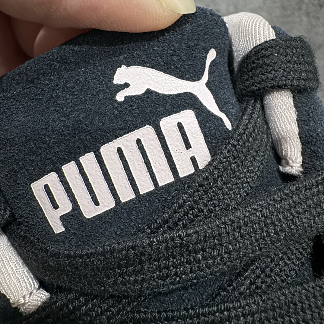 图片[5]-【Top纯原版】Puma Speedcat OG Sparcon彪马罗马阿莫尔系列 复古运动休闲赛车跑鞋 黑粉nn目前市场最优版本n无论是版型 细节 烫金走线n完全碾压市场任意版本 欢迎对比🆚n工厂耗时3个月开发n原装档案原数据纸版楦型n采用固色翻毛皮鞋面材质(正确二次成型\’猛帮\’成型工艺🆚区别市面版本!!)n外置原数据开发轻量耐磨橡胶大底💪🏻nn全球知名运动品牌PUMA宝马赛车系列n融合了宝马车队的标志性配色n以趣味十足又前卫复古的设计引领潮流n将赛道精神融入街头时尚 开启前卫竞速之旅n主打前卫复古风 Roma鞋款的鞋侧以复古的流线造型缀以宝马经典Logo 巧妙吸睛n而Speedcat鞋款以亮眼三色条纹元素缀以舒适鞋面n赋予了独特的个性美学 演绎赛车的无尽能量 尺码：36-45 官方货号：398846 09 编码：TO250270-鞋库