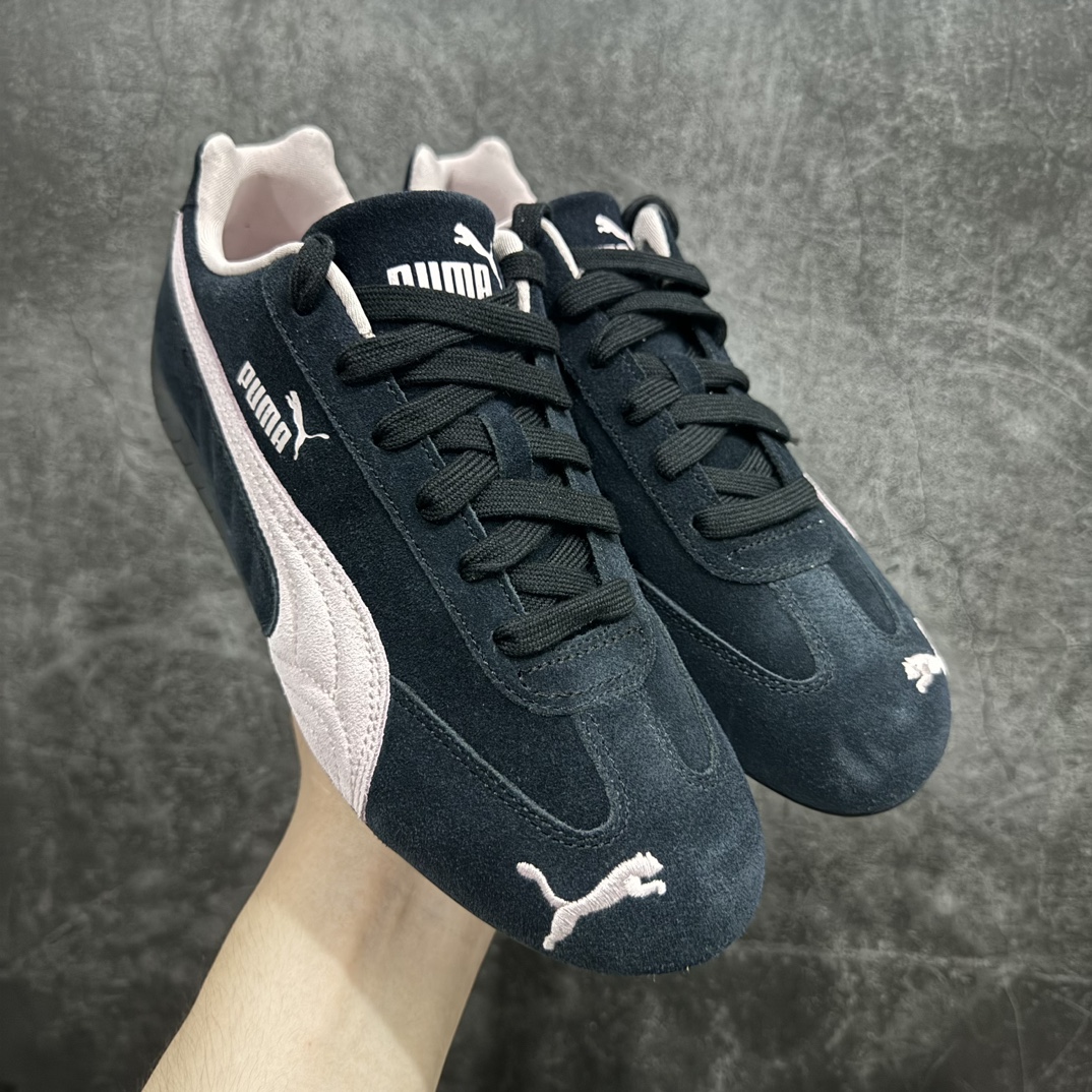 【Top纯原版】Puma Speedcat OG Sparcon彪马罗马阿莫尔系列 复古运动休闲赛车跑鞋 黑粉nn目前市场最优版本n无论是版型 细节 烫金走线n完全碾压市场任意版本 欢迎对比🆚n工厂耗时3个月开发n原装档案原数据纸版楦型n采用固色翻毛皮鞋面材质(正确二次成型\’猛帮\’成型工艺🆚区别市面版本!!)n外置原数据开发轻量耐磨橡胶大底💪🏻nn全球知名运动品牌PUMA宝马赛车系列n融合了宝马车队的标志性配色n以趣味十足又前卫复古的设计引领潮流n将赛道精神融入街头时尚 开启前卫竞速之旅n主打前卫复古风 Roma鞋款的鞋侧以复古的流线造型缀以宝马经典Logo 巧妙吸睛n而Speedcat鞋款以亮眼三色条纹元素缀以舒适鞋面n赋予了独特的个性美学 演绎赛车的无尽能量 尺码：36-45 官方货号：398846 09 编码：TO250270-鞋库