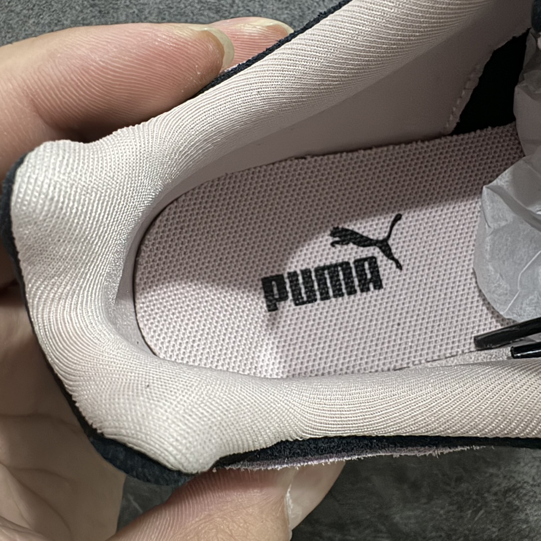 图片[6]-【Top纯原版】Puma Speedcat OG Sparcon彪马罗马阿莫尔系列 复古运动休闲赛车跑鞋 黑粉nn目前市场最优版本n无论是版型 细节 烫金走线n完全碾压市场任意版本 欢迎对比🆚n工厂耗时3个月开发n原装档案原数据纸版楦型n采用固色翻毛皮鞋面材质(正确二次成型\’猛帮\’成型工艺🆚区别市面版本!!)n外置原数据开发轻量耐磨橡胶大底💪🏻nn全球知名运动品牌PUMA宝马赛车系列n融合了宝马车队的标志性配色n以趣味十足又前卫复古的设计引领潮流n将赛道精神融入街头时尚 开启前卫竞速之旅n主打前卫复古风 Roma鞋款的鞋侧以复古的流线造型缀以宝马经典Logo 巧妙吸睛n而Speedcat鞋款以亮眼三色条纹元素缀以舒适鞋面n赋予了独特的个性美学 演绎赛车的无尽能量 尺码：36-45 官方货号：398846 09 编码：TO250270-鞋库