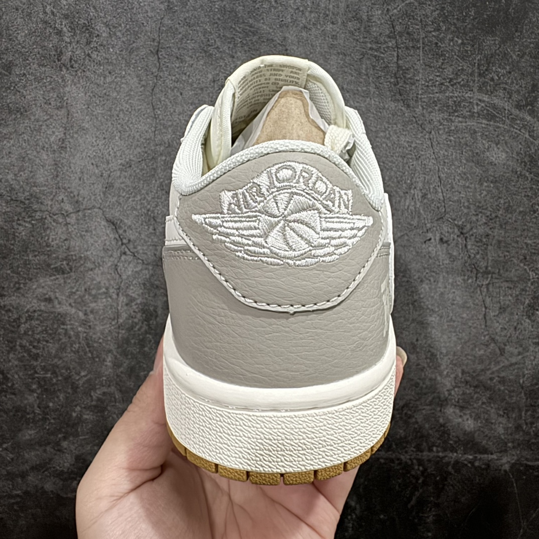 图片[4]-【定制版】Travis Scott x Nike Air Jordan 1 Low x BURBERRYAir Jordan 1 Low 纯原版本n全鞋采用原装头层皮，用料扎实 精雕细琢n鞋型极致还原 飞翼3D打印改良 深度立体四线中底拉帮皮料选材 钢印 背胶一应俱全 全新批次 原装原模大底全鞋原厂定制皮料，手感细腻正确折边工艺 完美细节诠释 官方货号：QY0966 119 Size：36 36.5 37.5 38 38.5 39 40 40.5 41 42 42.5 43 44 44.5 45 编码：CC280300-鞋库