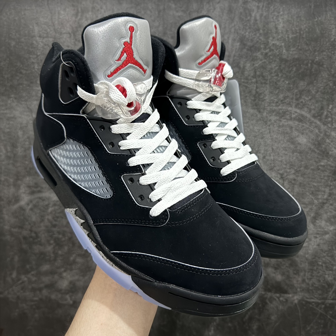 【莞产裁片】Air Jordan AJ5 “Black Metallic Reimagined” 黑银 HF3975-001n采用光滑的黑色磨砂革鞋面，保留了永恒的魅力，又融入了现代元素。整个鞋款将采用 3M滚边设计，搭配白色鞋带，这一搭配灵感源自 MJ 昔日的球员专属鞋款。 鲜艳的火红色突出了鞋舌上的飞人图案和倒置在鞋舌内侧的“ Air Jordan”字样，仅展现了品牌对细节的极致追求。鞋跟标签上的 “ Nike Air ” 标志采用白色，而金属银则点缀着 3M 反光鞋舌和鲨鱼齿，增添了未来感与科技感。 半透明网眼和鞋跟可见的 Air 气垫等经典功能保持不变，为穿着者带来舒适体验。中底则融入黑色斑点，为鞋身增添了一抹神秘与深邃。Size：40.5 41 42 42.5 43 44 44.5 45 46 47.5 48.5 编码：LJQ480500-鞋库