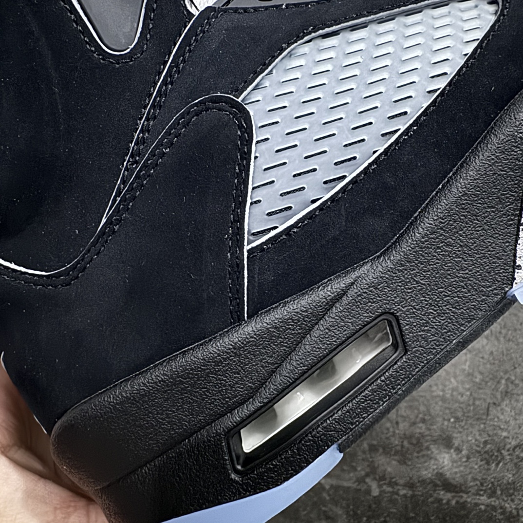 图片[3]-【莞产裁片】Air Jordan AJ5 “Black Metallic Reimagined” 黑银 HF3975-001n采用光滑的黑色磨砂革鞋面，保留了永恒的魅力，又融入了现代元素。整个鞋款将采用 3M滚边设计，搭配白色鞋带，这一搭配灵感源自 MJ 昔日的球员专属鞋款。 鲜艳的火红色突出了鞋舌上的飞人图案和倒置在鞋舌内侧的“ Air Jordan”字样，仅展现了品牌对细节的极致追求。鞋跟标签上的 “ Nike Air ” 标志采用白色，而金属银则点缀着 3M 反光鞋舌和鲨鱼齿，增添了未来感与科技感。 半透明网眼和鞋跟可见的 Air 气垫等经典功能保持不变，为穿着者带来舒适体验。中底则融入黑色斑点，为鞋身增添了一抹神秘与深邃。Size：40.5 41 42 42.5 43 44 44.5 45 46 47.5 48.5 编码：LJQ480500-鞋库