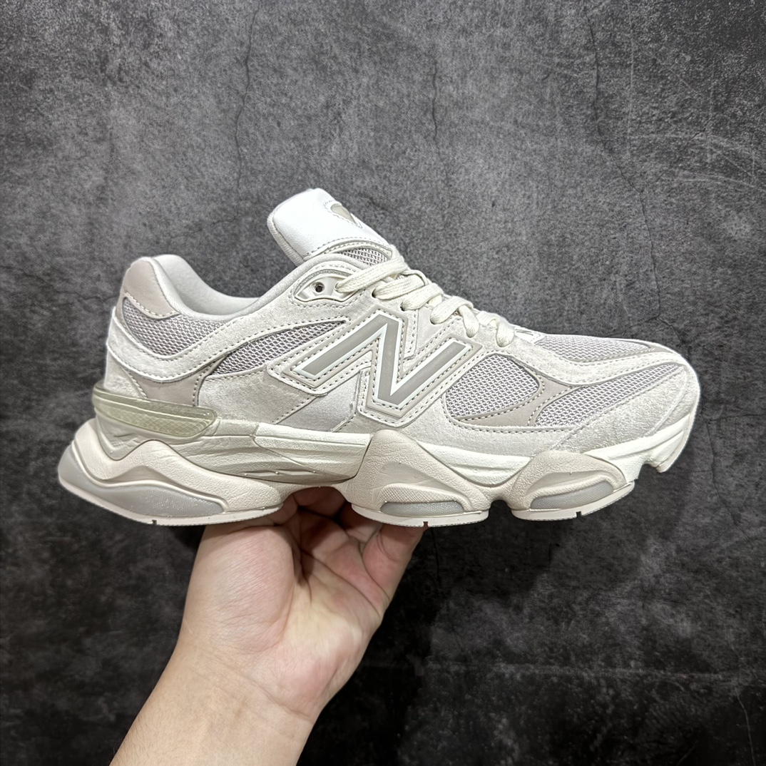 【纯原版】 New Balance NB9060 联名款 复古休闲运动慢跑鞋 白米 U9060MMn 全套原楦原纸板原厂数据开发 进口三明治网面 原装进口翻毛皮料正确绒感卡色 正确中底拉帮中底网布细节 原厂标裁 带紫光防伪 定制后跟透明水晶模块 冲裁组合 大底贴合程度胶水上色把控完美 整洁度挑战全网艺术家 多道序QC把关品质完善 匠心打造 耗时两个月开发完成 工艺极其复杂难度可想而知 新开独立私模大底 全网唯一正确六层组合大底 高端零售专供产物Size：36 37 37.5 38 38.5 39 40 40.5 41 42 42.5 43 44 45 46.5 编码：JP270300-鞋库