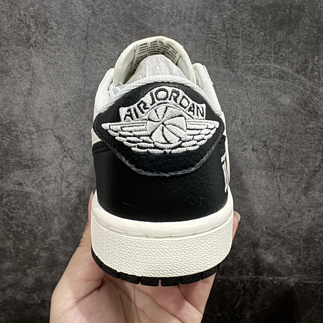 图片[4]-【定制版】Fragment x Travis Scott x BURBRRRYnAir Jordan 1 Low 三方联名倒钩n性价比原盒出货 全新的三方联名低帮倒钩鞋面延续了黑脚趾设计，整双鞋以全荔枝皮打造，腰身搭配白色「倒勾」，再点缀上Travis Scott 标志性的Logo，后跟处以藤原浩最拿手的蓝色为主色调，完善极具Fragment Design的白蓝黑设计风格，左右脚分别以Travis Scott鬼脸和乔丹飞翼加以修饰，彰显出三方联名的奢华格调。 官方货号：QY0966 117 Size：36 36.5 37.5 38 38.5 39 40 40.5 41 42 42.5 43 44 44.5 45  编码：CC280300-鞋库