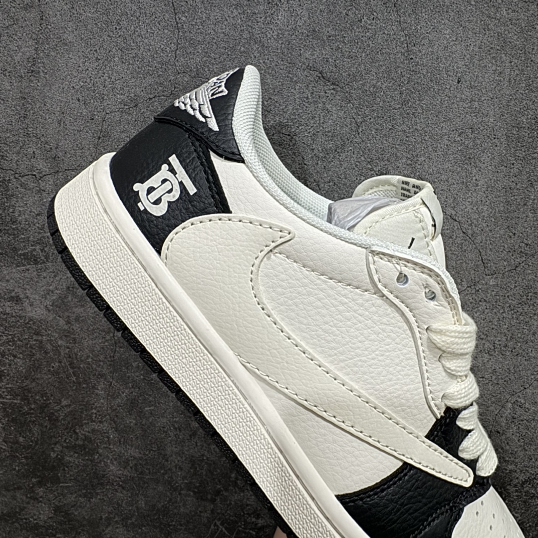 图片[7]-【定制版】Fragment x Travis Scott x BURBRRRYnAir Jordan 1 Low 三方联名倒钩n性价比原盒出货 全新的三方联名低帮倒钩鞋面延续了黑脚趾设计，整双鞋以全荔枝皮打造，腰身搭配白色「倒勾」，再点缀上Travis Scott 标志性的Logo，后跟处以藤原浩最拿手的蓝色为主色调，完善极具Fragment Design的白蓝黑设计风格，左右脚分别以Travis Scott鬼脸和乔丹飞翼加以修饰，彰显出三方联名的奢华格调。 官方货号：QY0966 117 Size：36 36.5 37.5 38 38.5 39 40 40.5 41 42 42.5 43 44 44.5 45  编码：CC280300-鞋库