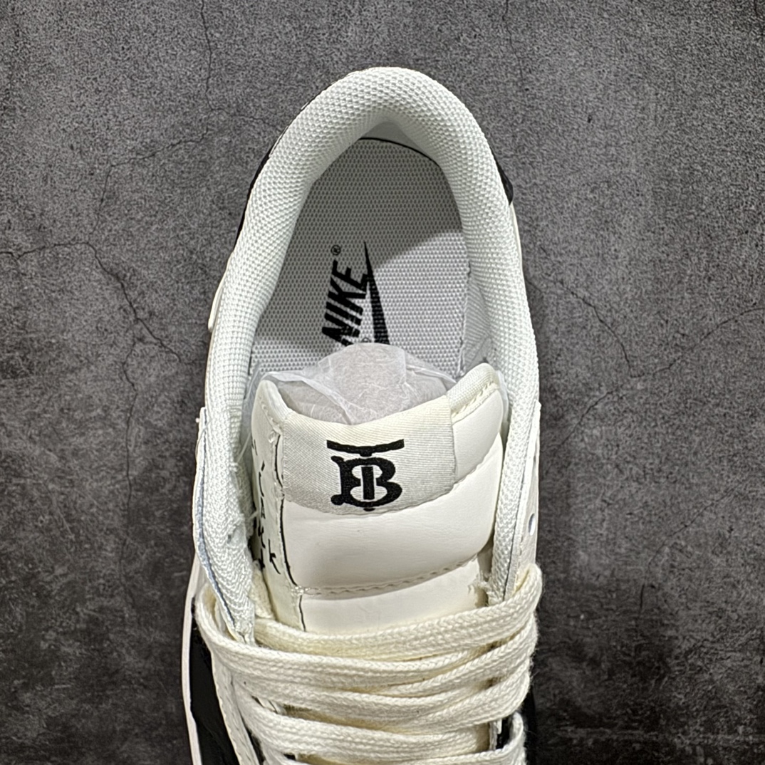 图片[8]-【定制版】Fragment x Travis Scott x BURBRRRYnAir Jordan 1 Low 三方联名倒钩n性价比原盒出货 全新的三方联名低帮倒钩鞋面延续了黑脚趾设计，整双鞋以全荔枝皮打造，腰身搭配白色「倒勾」，再点缀上Travis Scott 标志性的Logo，后跟处以藤原浩最拿手的蓝色为主色调，完善极具Fragment Design的白蓝黑设计风格，左右脚分别以Travis Scott鬼脸和乔丹飞翼加以修饰，彰显出三方联名的奢华格调。 官方货号：QY0966 117 Size：36 36.5 37.5 38 38.5 39 40 40.5 41 42 42.5 43 44 44.5 45  编码：CC280300-鞋库