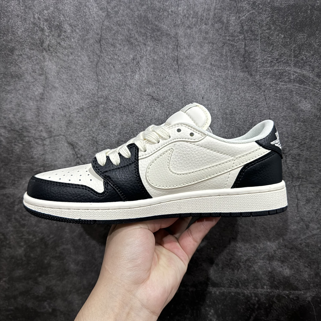 图片[2]-【定制版】Fragment x Travis Scott x BURBRRRYnAir Jordan 1 Low 三方联名倒钩n性价比原盒出货 全新的三方联名低帮倒钩鞋面延续了黑脚趾设计，整双鞋以全荔枝皮打造，腰身搭配白色「倒勾」，再点缀上Travis Scott 标志性的Logo，后跟处以藤原浩最拿手的蓝色为主色调，完善极具Fragment Design的白蓝黑设计风格，左右脚分别以Travis Scott鬼脸和乔丹飞翼加以修饰，彰显出三方联名的奢华格调。 官方货号：QY0966 117 Size：36 36.5 37.5 38 38.5 39 40 40.5 41 42 42.5 43 44 44.5 45  编码：CC280300-鞋库