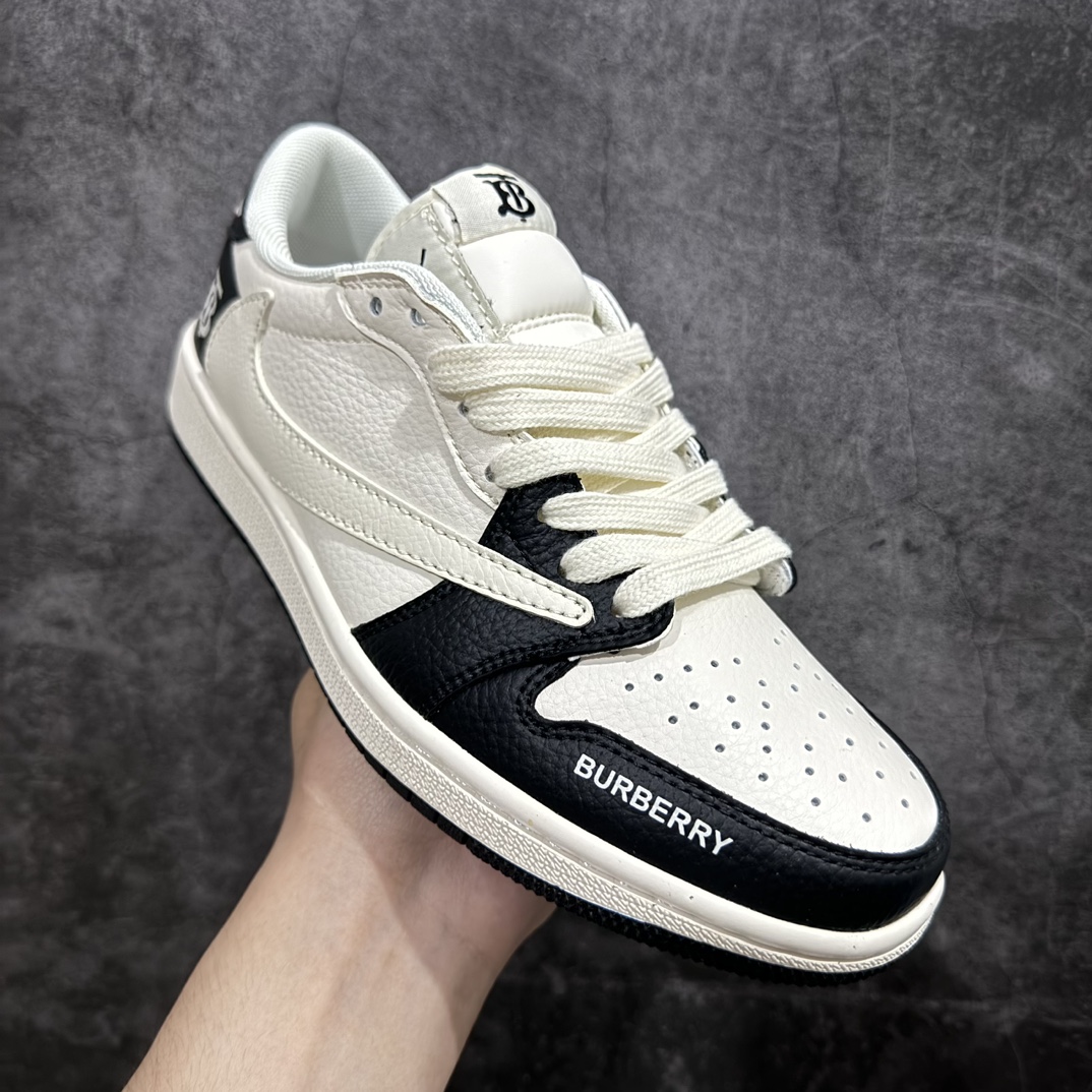 图片[3]-【定制版】Fragment x Travis Scott x BURBRRRYnAir Jordan 1 Low 三方联名倒钩n性价比原盒出货 全新的三方联名低帮倒钩鞋面延续了黑脚趾设计，整双鞋以全荔枝皮打造，腰身搭配白色「倒勾」，再点缀上Travis Scott 标志性的Logo，后跟处以藤原浩最拿手的蓝色为主色调，完善极具Fragment Design的白蓝黑设计风格，左右脚分别以Travis Scott鬼脸和乔丹飞翼加以修饰，彰显出三方联名的奢华格调。 官方货号：QY0966 117 Size：36 36.5 37.5 38 38.5 39 40 40.5 41 42 42.5 43 44 44.5 45  编码：CC280300-鞋库