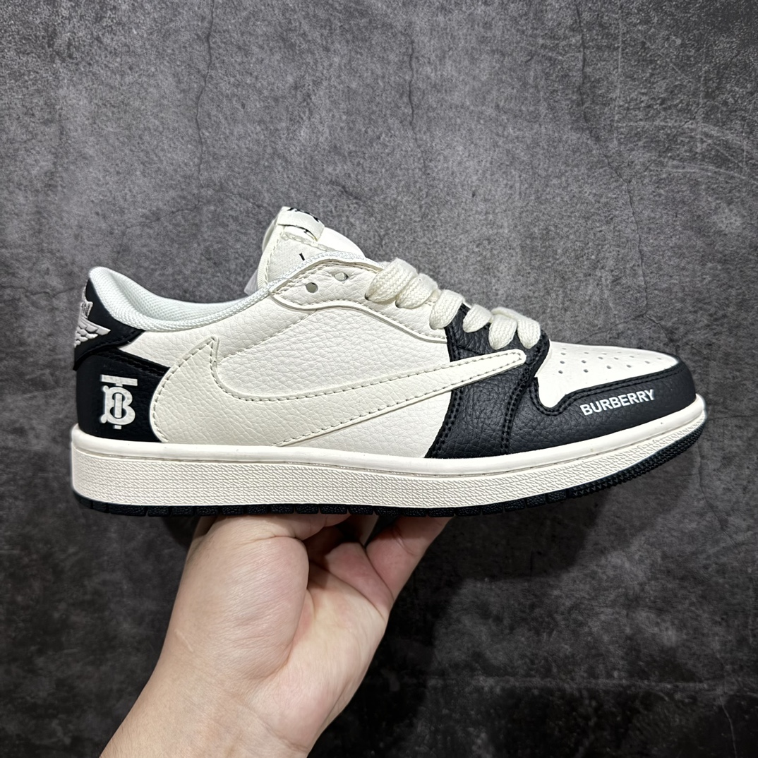 【定制版】Fragment x Travis Scott x BURBRRRYnAir Jordan 1 Low 三方联名倒钩n性价比原盒出货 全新的三方联名低帮倒钩鞋面延续了黑脚趾设计，整双鞋以全荔枝皮打造，腰身搭配白色「倒勾」，再点缀上Travis Scott 标志性的Logo，后跟处以藤原浩最拿手的蓝色为主色调，完善极具Fragment Design的白蓝黑设计风格，左右脚分别以Travis Scott鬼脸和乔丹飞翼加以修饰，彰显出三方联名的奢华格调。 官方货号：QY0966 117 Size：36 36.5 37.5 38 38.5 39 40 40.5 41 42 42.5 43 44 44.5 45  编码：CC280300-鞋库