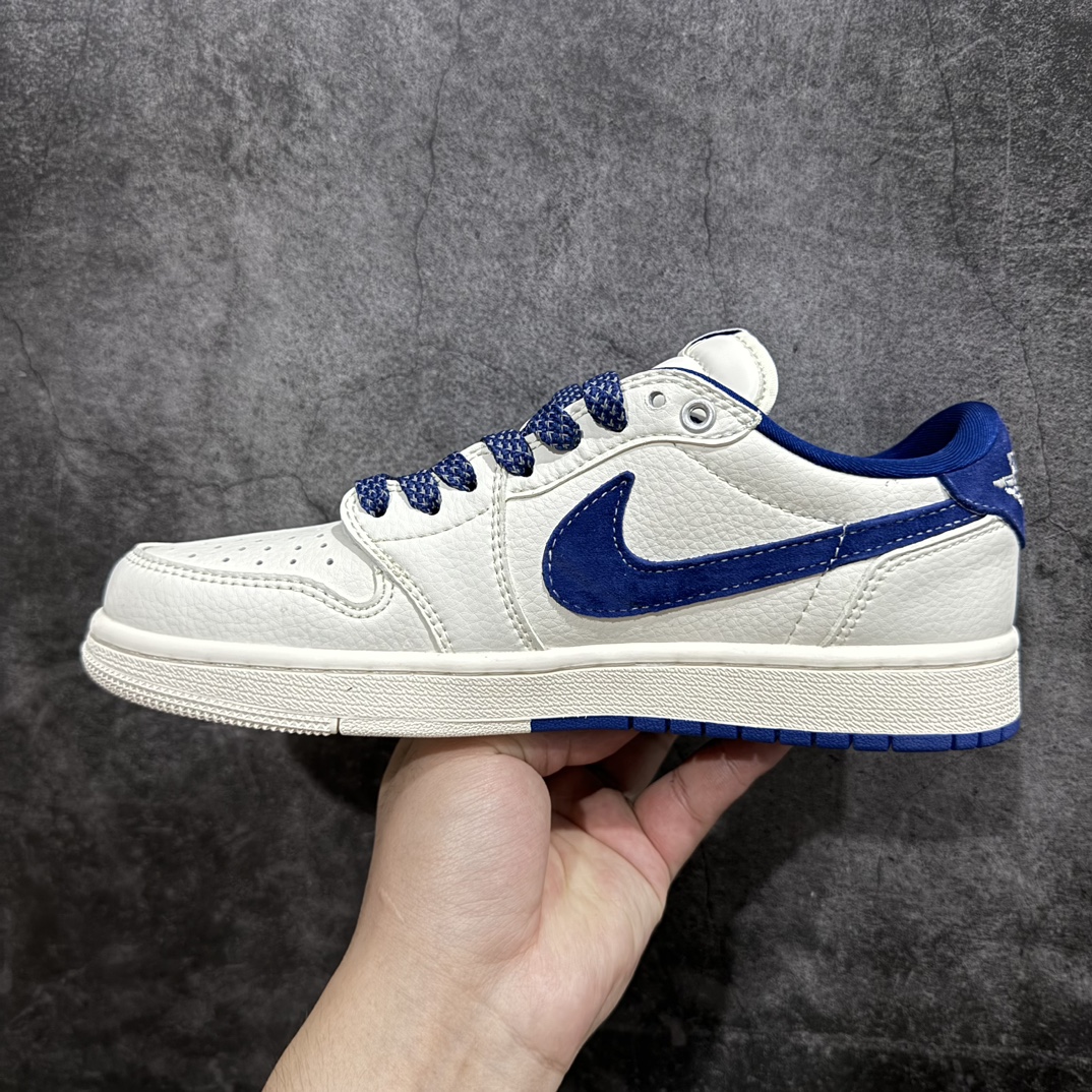 图片[2]-【定制版】Fragment x Travis Scott x Supreme x 斯图西nAir Jordan 1 Low 三方联名倒钩n性价比原盒出货 全新的三方联名低帮倒钩鞋面延续了黑脚趾设计，整双鞋以全荔枝皮打造，腰身搭配白色「倒勾」，再点缀上Travis Scott 标志性的Logo，后跟处以藤原浩最拿手的蓝色为主色调，完善极具Fragment Design的白蓝黑设计风格，左右脚分别以Travis Scott鬼脸和乔丹飞翼加以修饰，彰显出三方联名的奢华格调。 官方货号：SJ2068 127 Size：36 36.5 37.5 38 38.5 39 40 40.5 41 42 42.5 43 44 44.5 45   编码：HXS320340-鞋库