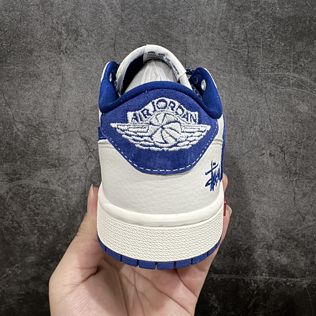 图片[4]-【定制版】Fragment x Travis Scott x Supreme x 斯图西nAir Jordan 1 Low 三方联名倒钩n性价比原盒出货 全新的三方联名低帮倒钩鞋面延续了黑脚趾设计，整双鞋以全荔枝皮打造，腰身搭配白色「倒勾」，再点缀上Travis Scott 标志性的Logo，后跟处以藤原浩最拿手的蓝色为主色调，完善极具Fragment Design的白蓝黑设计风格，左右脚分别以Travis Scott鬼脸和乔丹飞翼加以修饰，彰显出三方联名的奢华格调。 官方货号：SJ2068 127 Size：36 36.5 37.5 38 38.5 39 40 40.5 41 42 42.5 43 44 44.5 45   编码：HXS320340-鞋库