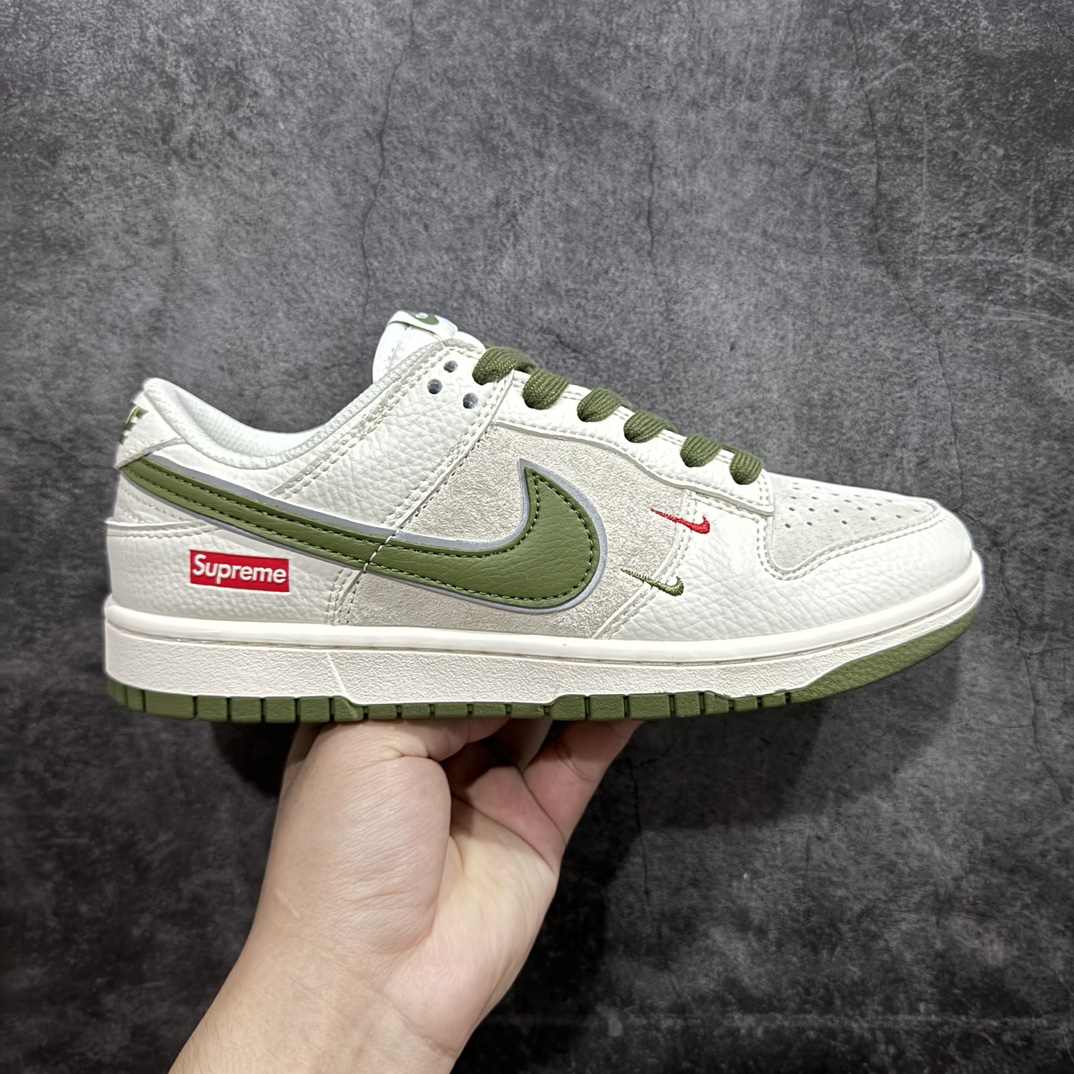 【定制版】Nk SB Dunk Low Supreme联名-双勾米深绿 周年高端定制 低帮休闲板鞋n#定制鞋盒 大厂纯原品质出货 超高清洁度 皮料切割干净无任何毛边 细节完美货号：XX2025-689 尺码：36 36.5 37.5 38 38.5 39 40 40.5 41 42 42.5 43 44 44.5 45 编码：HXS320340-鞋库