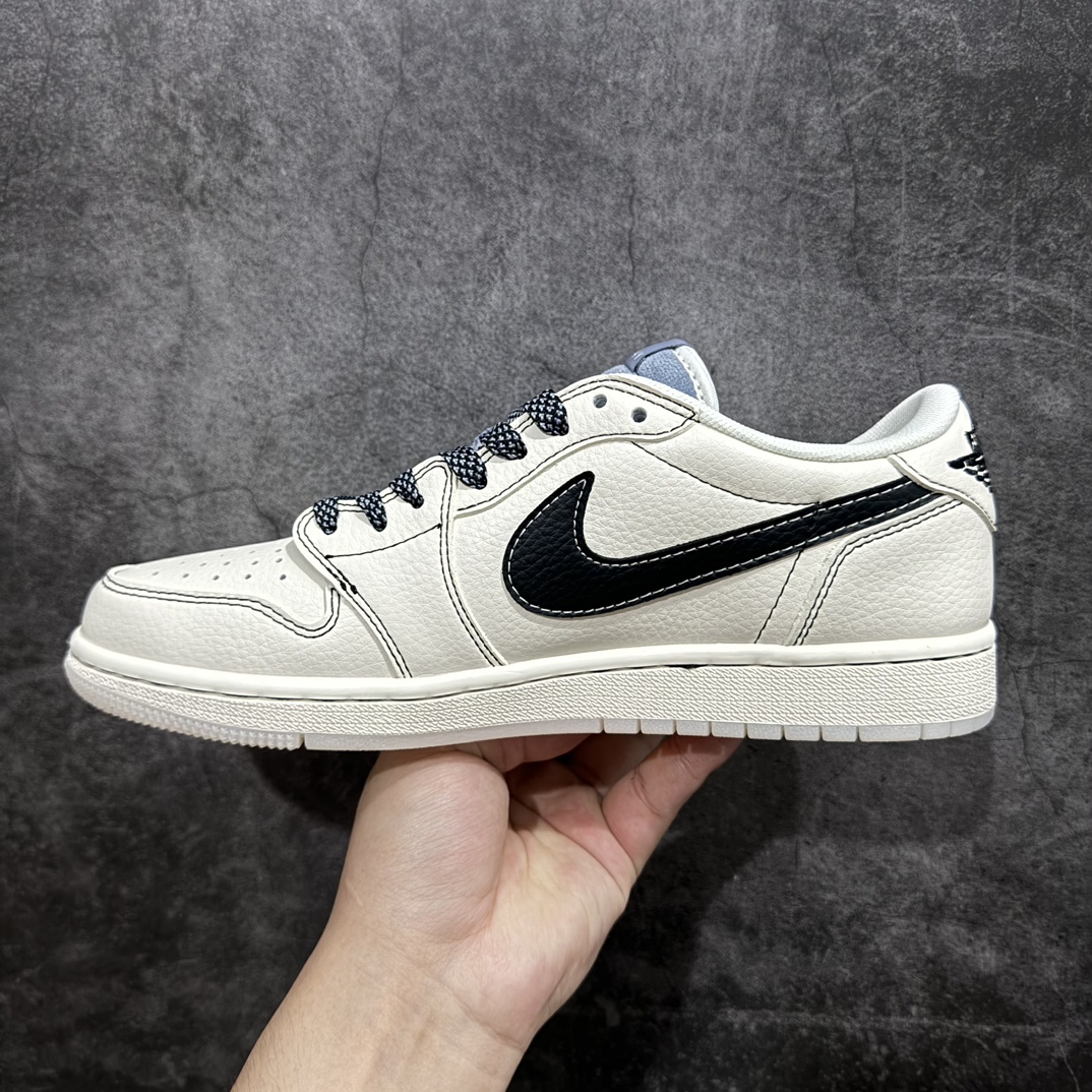 图片[2]-【定制版】Travis Scott x Fragment Design x Air Jordan 1 Low OG SP AJ1 乔1 纪梵希联名-黑勾水晶 低帮文化休闲板鞋n#多方联名合作融合了Travis Scott 独特的音乐风格，藤原浩个性的设计风格以及Jordan品牌的经典元素 使其成为一双具有独特身份和价值的鞋子 清新而立体的外观加上联名标识更突出了其独特身份 这种配色方案显示出活力和时尚感 在视觉上引人注目  鞋身的质感和细腻的细节处理使其显得高端而格调十足  这款“倒钩”联名是设计与创意完美结合  融合多方的个性风格是一款备受瞩目的潮流鞋款  低帮休闲板鞋 定制鞋盒 大厂纯原品质出货 超高清洁度 皮料切割干净无任何毛边 细节完美货号：XY2688-111 尺码：36 36.5 37.5 38 38.5 39 40 40.5 41 42 42.5 43 44 44.5 45 编码：HXS320340-鞋库