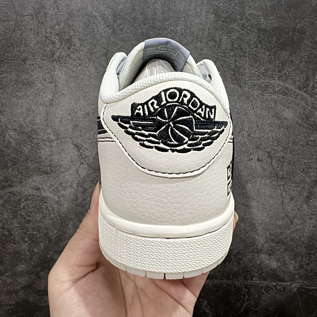 图片[4]-【定制版】Travis Scott x Fragment Design x Air Jordan 1 Low OG SP AJ1 乔1 纪梵希联名-黑勾水晶 低帮文化休闲板鞋n#多方联名合作融合了Travis Scott 独特的音乐风格，藤原浩个性的设计风格以及Jordan品牌的经典元素 使其成为一双具有独特身份和价值的鞋子 清新而立体的外观加上联名标识更突出了其独特身份 这种配色方案显示出活力和时尚感 在视觉上引人注目  鞋身的质感和细腻的细节处理使其显得高端而格调十足  这款“倒钩”联名是设计与创意完美结合  融合多方的个性风格是一款备受瞩目的潮流鞋款  低帮休闲板鞋 定制鞋盒 大厂纯原品质出货 超高清洁度 皮料切割干净无任何毛边 细节完美货号：XY2688-111 尺码：36 36.5 37.5 38 38.5 39 40 40.5 41 42 42.5 43 44 44.5 45 编码：HXS320340-鞋库