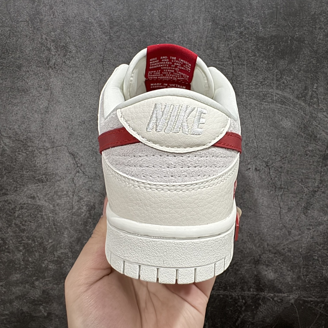 图片[4]-【定制版】Nike Dunk x Supreme白红 全套原楦原模倾力打造完美版型 独家原厂航空铝磨具打磨大底 鞋头坡度极致还原 无解鞋型 原盒原配 圈内天花板工艺 原厂冲刀 超高清洁度 全鞋零毛边皮料切割 r货号：KK1333 002r 尺码：36 36.5 37.5 38 38.5 39 40 40.5 41 42 42.5 43 44 45 编码：HXS320340-鞋库