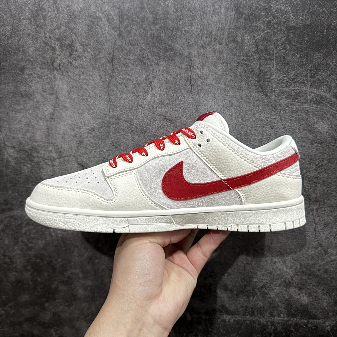 图片[2]-【定制版】Nike Dunk x Supreme白红 全套原楦原模倾力打造完美版型 独家原厂航空铝磨具打磨大底 鞋头坡度极致还原 无解鞋型 原盒原配 圈内天花板工艺 原厂冲刀 超高清洁度 全鞋零毛边皮料切割 r货号：KK1333 002r 尺码：36 36.5 37.5 38 38.5 39 40 40.5 41 42 42.5 43 44 45 编码：HXS320340-鞋库