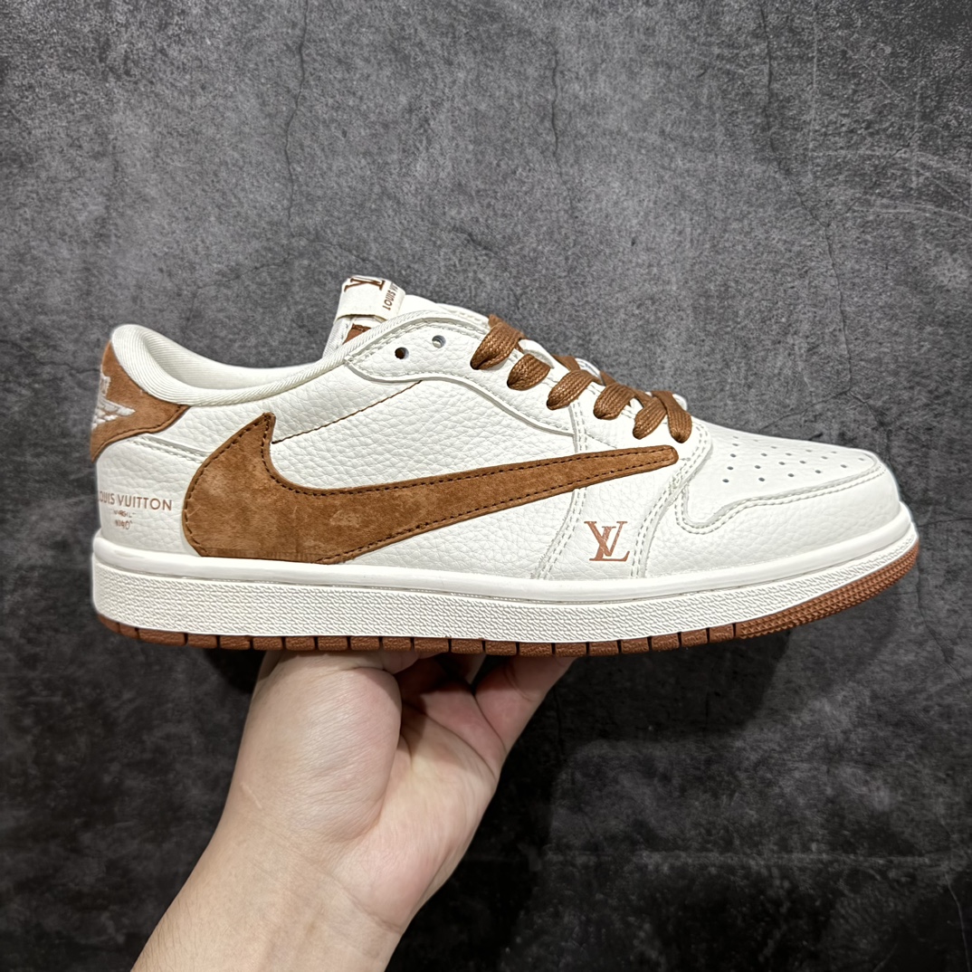 【定制版】Travis Scott x Nike Air Jordan 1 Low x Louis VuittonnAir Jordan 1 Low 反转翻毛红棕倒钩全鞋采用原装头层皮，用料扎实 精雕细琢n鞋型极致还原 飞翼3D打印改良 深度立体四线中底拉帮皮料选材 钢印 背胶一应俱全 全新批次 原装原模大底全鞋原厂定制皮料，手感细腻正确折边工艺 完美细节诠释 官方货号：LX1988 900 Size：36 36.5 37.5 38 38.5 39 40 40.5 41 42 42.5 43 44 44.5 45 编码：HXS260280-鞋库