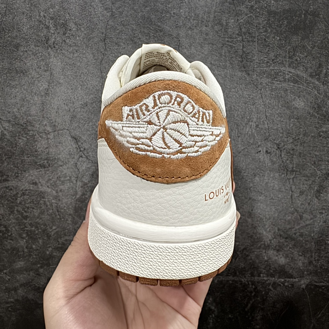 图片[4]-【定制版】Travis Scott x Nike Air Jordan 1 Low x Louis VuittonnAir Jordan 1 Low 反转翻毛红棕倒钩全鞋采用原装头层皮，用料扎实 精雕细琢n鞋型极致还原 飞翼3D打印改良 深度立体四线中底拉帮皮料选材 钢印 背胶一应俱全 全新批次 原装原模大底全鞋原厂定制皮料，手感细腻正确折边工艺 完美细节诠释 官方货号：LX1988 900 Size：36 36.5 37.5 38 38.5 39 40 40.5 41 42 42.5 43 44 44.5 45 编码：HXS260280-鞋库