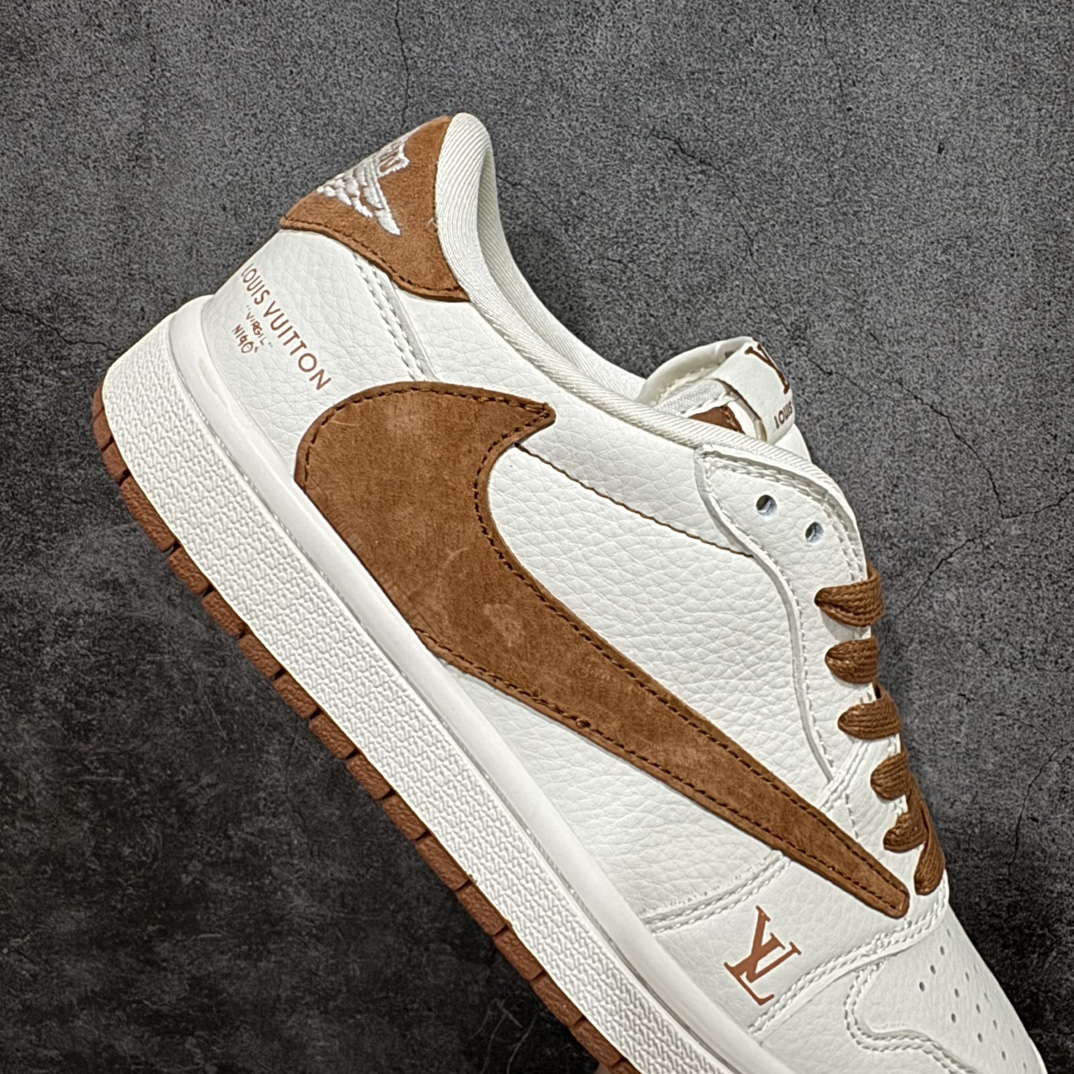 图片[7]-【定制版】Travis Scott x Nike Air Jordan 1 Low x Louis VuittonnAir Jordan 1 Low 反转翻毛红棕倒钩全鞋采用原装头层皮，用料扎实 精雕细琢n鞋型极致还原 飞翼3D打印改良 深度立体四线中底拉帮皮料选材 钢印 背胶一应俱全 全新批次 原装原模大底全鞋原厂定制皮料，手感细腻正确折边工艺 完美细节诠释 官方货号：LX1988 900 Size：36 36.5 37.5 38 38.5 39 40 40.5 41 42 42.5 43 44 44.5 45 编码：HXS260280-鞋库