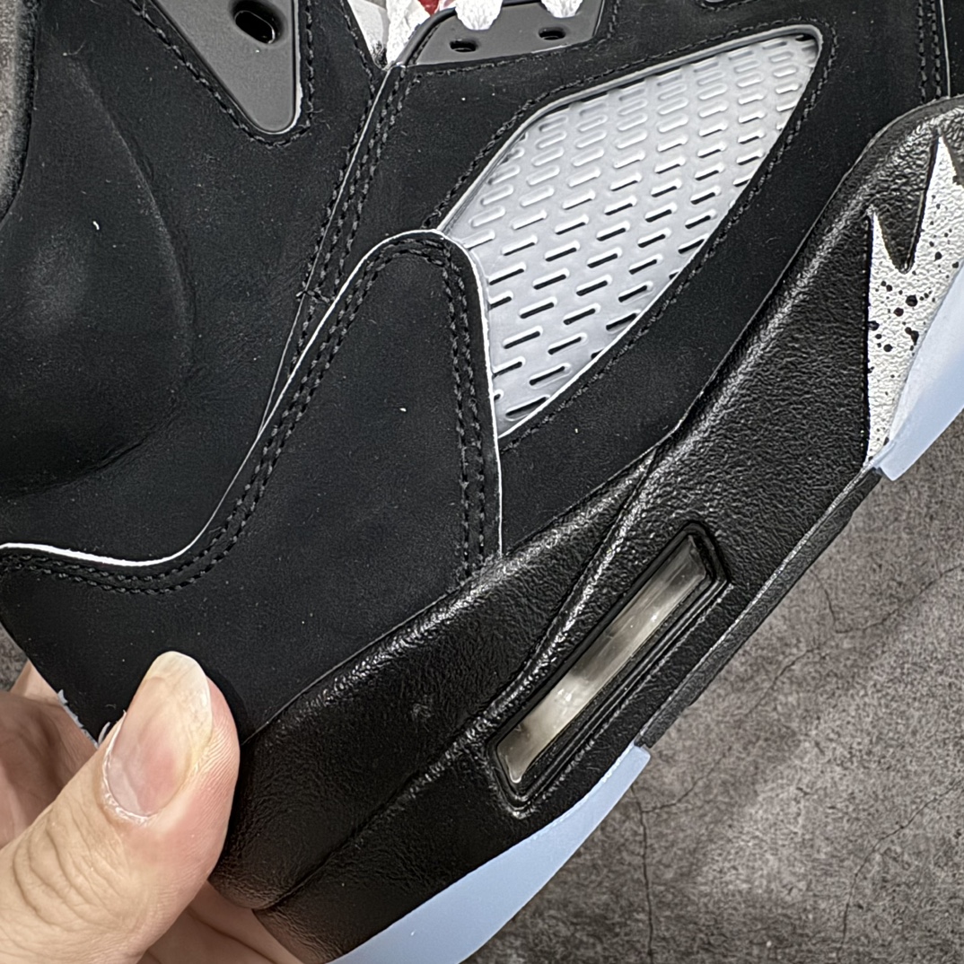 图片[3]-【OG纯原】Air Jordan AJ5 “Black Metallic Reimagined” 黑银 HF3975-001采用光滑的黑色磨砂革鞋面，保留了永恒的魅力，又融入了现代元素。整个鞋款将采用 3M滚边设计，搭配白色鞋带，这一搭配灵感源自 MJ 昔日的球员专属鞋款。 鲜艳的火红色突出了鞋舌上的飞人图案和倒置在鞋舌内侧的“ Air Jordan”字样，仅展现了品牌对细节的极致追求。鞋跟标签上的 “ Nike Air ” 标志采用白色，而金属银则点缀着 3M 反光鞋舌和鲨鱼齿，增添了未来感与科技感。 半透明网眼和鞋跟可见的 Air 气垫等经典功能保持不变，为穿着者带来舒适体验。中底则融入黑色斑点，为鞋身增添了一抹神秘与深邃。 Size：40 40.5 41 42 42.5 43 44 44.5 45 46 47.5 48.5 编码：O470490-鞋库