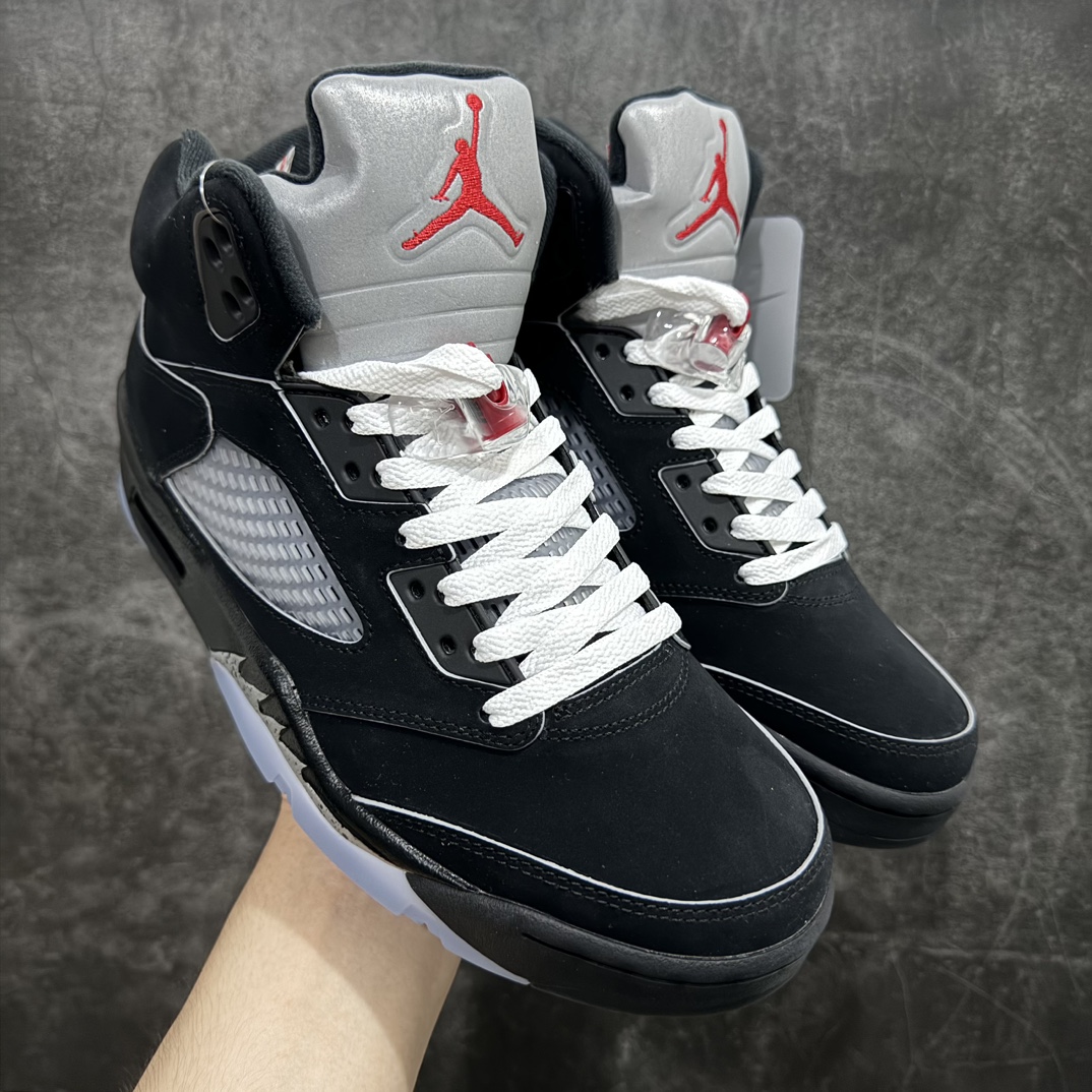 【OG纯原】Air Jordan AJ5 “Black Metallic Reimagined” 黑银 HF3975-001采用光滑的黑色磨砂革鞋面，保留了永恒的魅力，又融入了现代元素。整个鞋款将采用 3M滚边设计，搭配白色鞋带，这一搭配灵感源自 MJ 昔日的球员专属鞋款。 鲜艳的火红色突出了鞋舌上的飞人图案和倒置在鞋舌内侧的“ Air Jordan”字样，仅展现了品牌对细节的极致追求。鞋跟标签上的 “ Nike Air ” 标志采用白色，而金属银则点缀着 3M 反光鞋舌和鲨鱼齿，增添了未来感与科技感。 半透明网眼和鞋跟可见的 Air 气垫等经典功能保持不变，为穿着者带来舒适体验。中底则融入黑色斑点，为鞋身增添了一抹神秘与深邃。 Size：40 40.5 41 42 42.5 43 44 44.5 45 46 47.5 48.5 编码：O470490-鞋库