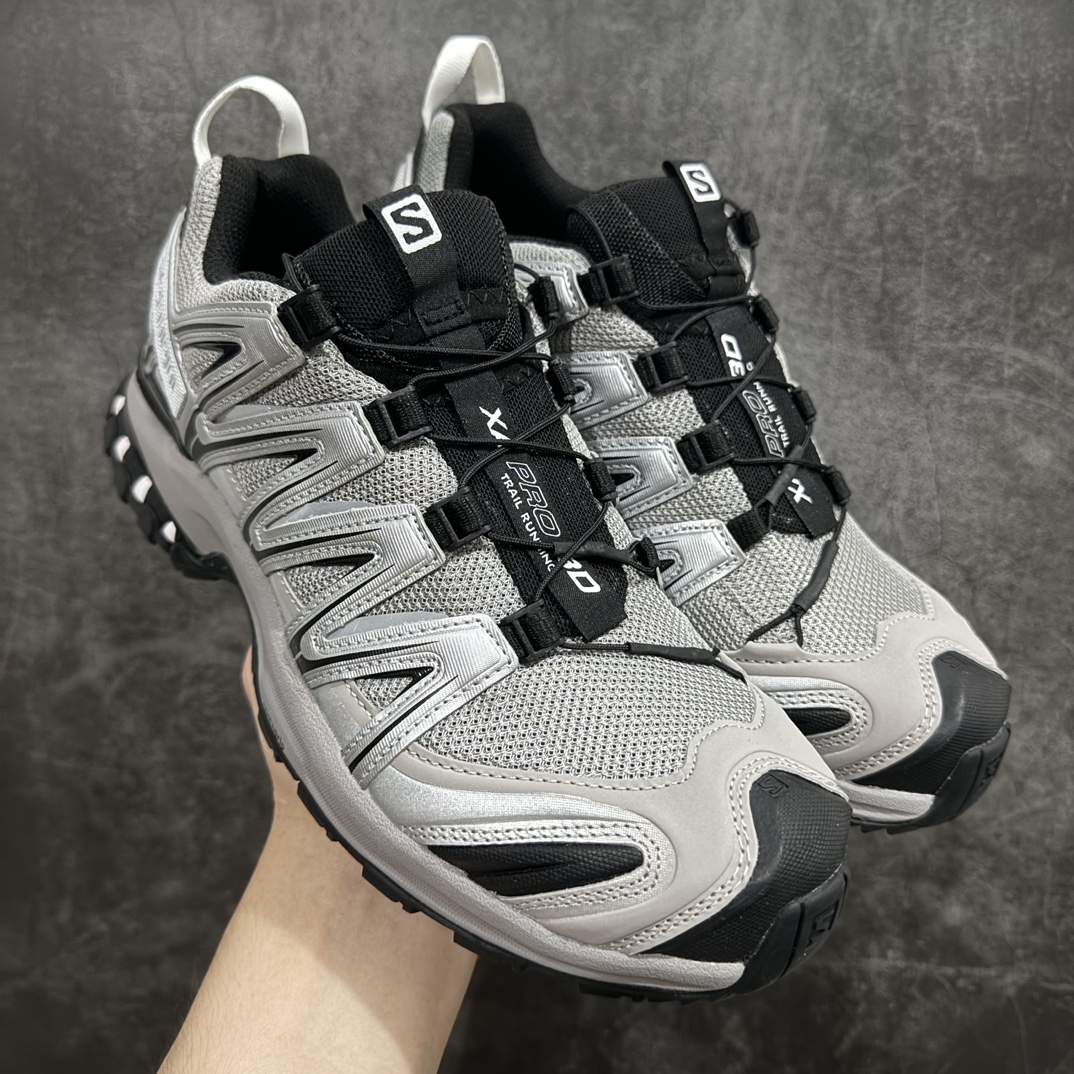 【PK升级版】全新版本 纯原大厂出品 萨洛蒙 Salomon XA PRO 3D 户外轻便机能鞋 合金黑 474781n纯原外贸平台特供订单 耗时半年巨作 全套原纸板楦头开发 原厂特供网布配套加持 确保原汁原味 完美呈现版型 原档数据独家私模五层组合大底 男女鞋同步官方开发至46.5 原装Ortholite轻量化鞋垫 中底布带钢印编号 原厂TPU锁扣 进口港宝加持 后跟自然饱满 还原公司包裹性 鞋面以“锯齿”状的包裹系统呈现 在基色底之下加入了各种色点缀 将公司的最新技术和时尚前卫的造型融入耐用的长跑款式中 鞋面由 TPU 薄膜制成 并焊接在高耐磨网眼上 使其既时尚又坚固 由 ACS底盘支撑 可增强稳定性和支撑力 以及由橡胶凸耳 Contragrip外底覆盖的 EVA 缓冲中底 旨在应对崎岖的地形 鞋舌上的彩色Salomon 标签、Quicklace 系统以及鞋头、鞋舌和鞋跟上的附加品牌使细节更加完美 让穿着者可以轻松驾驭户外与通勤下的任何运动生活场景 无缝鞋身户外随意纵横 颜值与脚感兼备 出街通勤 绝对非常吸睛 你值得拥有nSize:36 36.5 37 38 38.5 39 40 40.5 41 42 42.5 43 44 44.5 45 编码：SL300320-鞋库