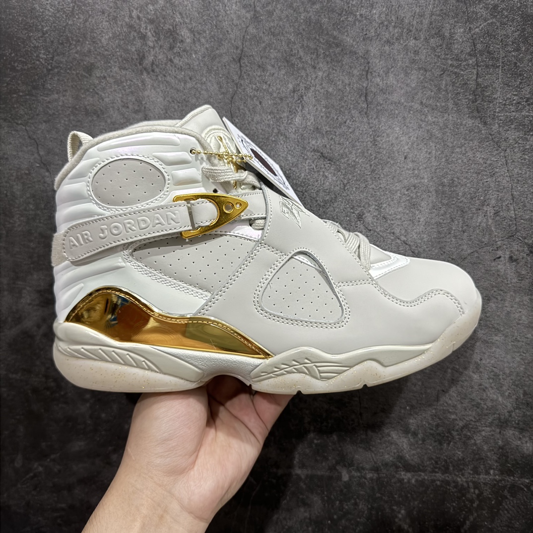 【外贸纯原】Air Jordan 8 Retro \”Champagne\” AJ8 乔8冠军奖杯 832821-030n#配色以奥布赖恩冠军奖杯为设计灵感，被称为“Champagne”，白色的鞋面上搭配了各种金色细节，以此类体现冠军的气质。另一个配色被称为“Confetti”全黑色呈现鞋面，后跟以及鞋内衬呈现出夺冠时的洒下的彩色纸屑图案，以此了表现夺冠的激动场面和气氛，同时少量的香槟金色用在了Logo上。 尺码：40 40.5 41 42 42.5 43 44 44.5 45 45.5 46 47.5 48.5 编码：777470500-鞋库