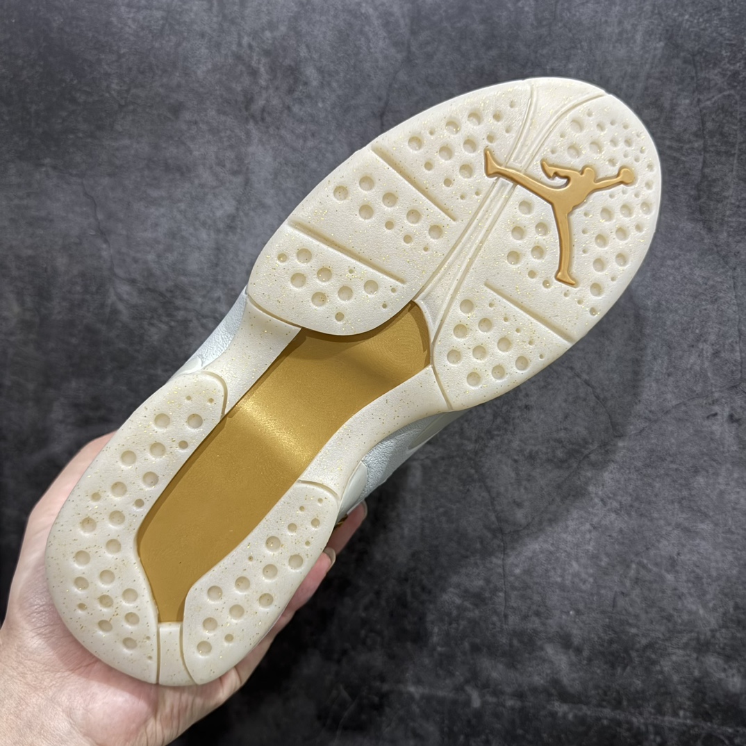 图片[9]-【外贸纯原】Air Jordan 8 Retro \”Champagne\” AJ8 乔8冠军奖杯 832821-030n#配色以奥布赖恩冠军奖杯为设计灵感，被称为“Champagne”，白色的鞋面上搭配了各种金色细节，以此类体现冠军的气质。另一个配色被称为“Confetti”全黑色呈现鞋面，后跟以及鞋内衬呈现出夺冠时的洒下的彩色纸屑图案，以此了表现夺冠的激动场面和气氛，同时少量的香槟金色用在了Logo上。 尺码：40 40.5 41 42 42.5 43 44 44.5 45 45.5 46 47.5 48.5 编码：777470500-鞋库