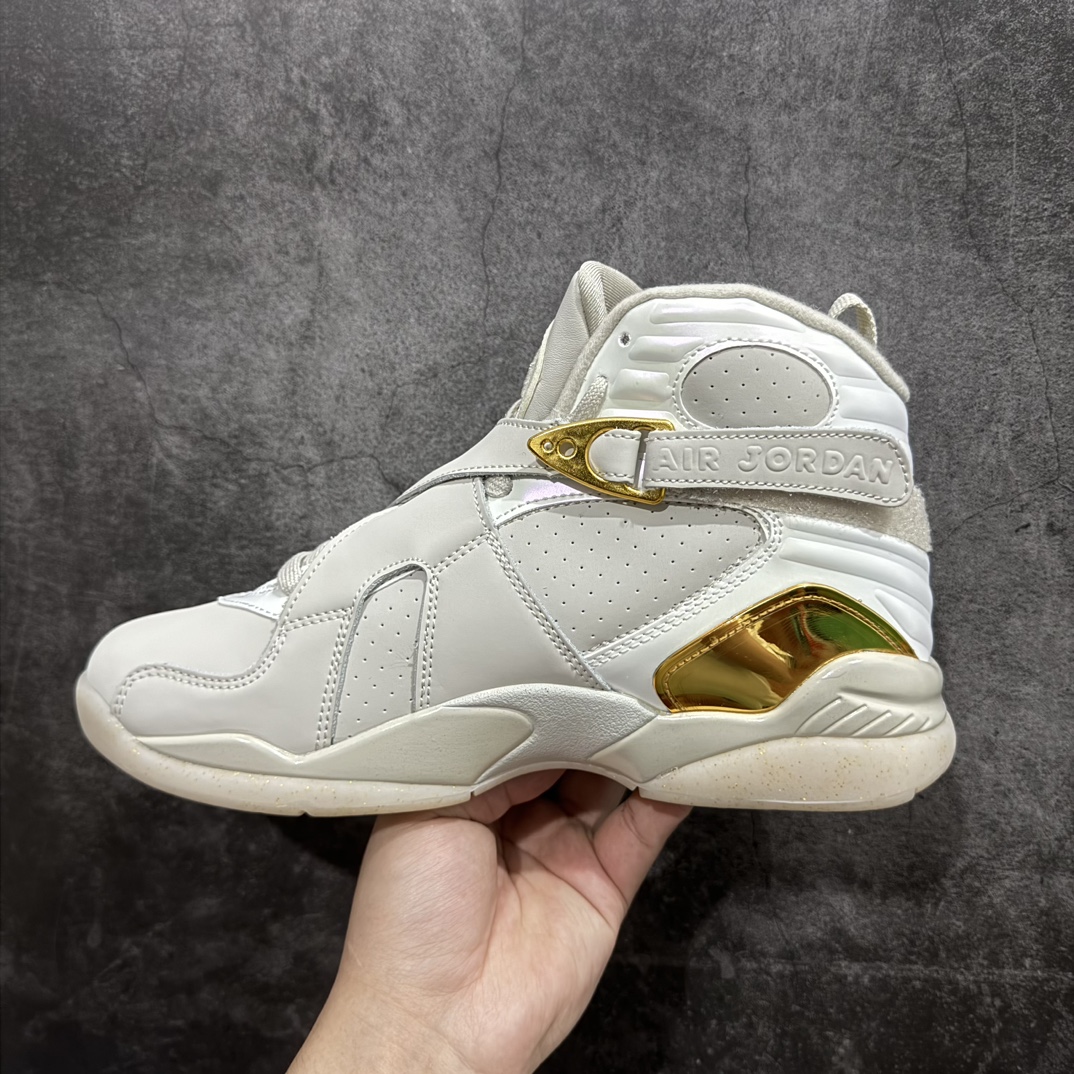 图片[2]-【外贸纯原】Air Jordan 8 Retro \”Champagne\” AJ8 乔8冠军奖杯 832821-030n#配色以奥布赖恩冠军奖杯为设计灵感，被称为“Champagne”，白色的鞋面上搭配了各种金色细节，以此类体现冠军的气质。另一个配色被称为“Confetti”全黑色呈现鞋面，后跟以及鞋内衬呈现出夺冠时的洒下的彩色纸屑图案，以此了表现夺冠的激动场面和气氛，同时少量的香槟金色用在了Logo上。 尺码：40 40.5 41 42 42.5 43 44 44.5 45 45.5 46 47.5 48.5 编码：777470500-鞋库