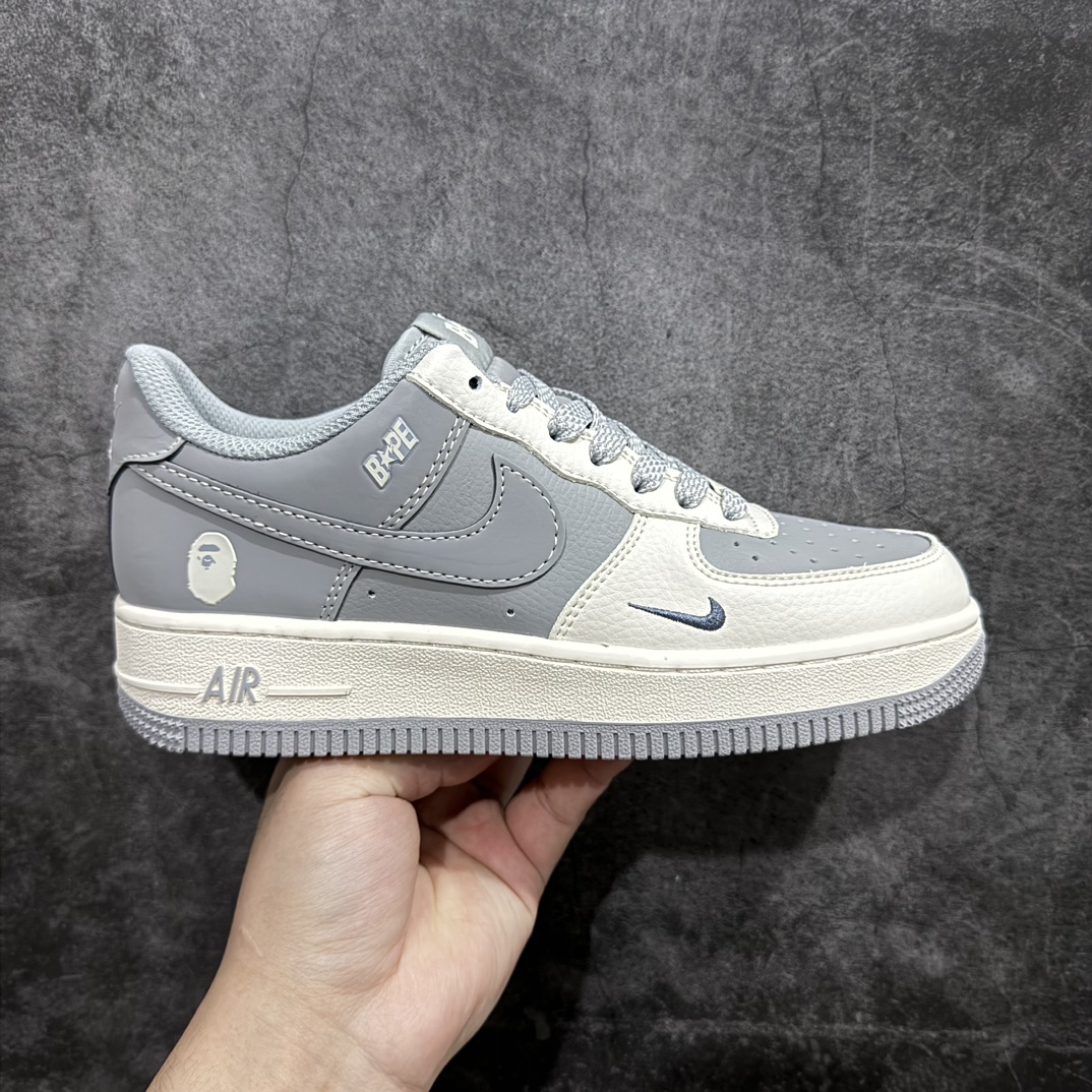 【定制版】海外限量发售NIke Air Force 1 \’07 Low “Bape联名——米白灰”空军一号 低帮 运动鞋 休闲鞋 折边针车 工艺难度大 原楦头原纸板 原装鞋盒 定制五金配件 内置全掌气垫 原厂鞋底货号：BB6566-207 Size：36 36.5 37.5 38 38.5 39 40 40.5 41 42 42.5 43 44 44.5 45 编码：LF310320-鞋库