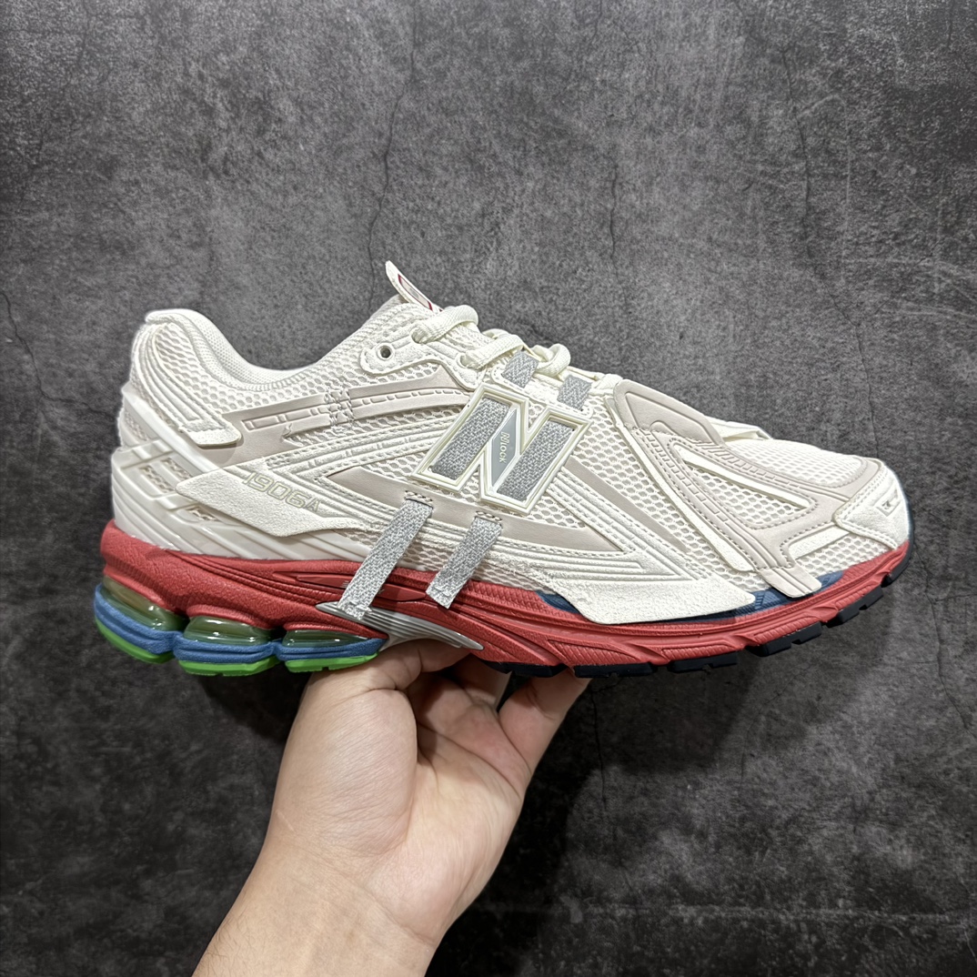 【纯原版】NB新百伦New Balance M1906R  M1906AB系列复古老爹风休闲运动慢跑鞋采用轻质牛剖革拼接透气网眼衬垫织物鞋面材质#T-Beam大底提供足步弓支撑，保持步态稳定#后跟搭载外露缓震胶 鞋身整体以各种深浅不一的灰色覆盖，鞋头以淡蓝色调装饰，网眼衬垫通过不规律的色块实现做旧的美感，泛黄的鞋底更是进一步增添了复古气息。 尺码：36 37 37.5 38 38.5 39.5 40 40.5 41.5 42 42.5 43 44 45 46.5 编码：JP260280-鞋库