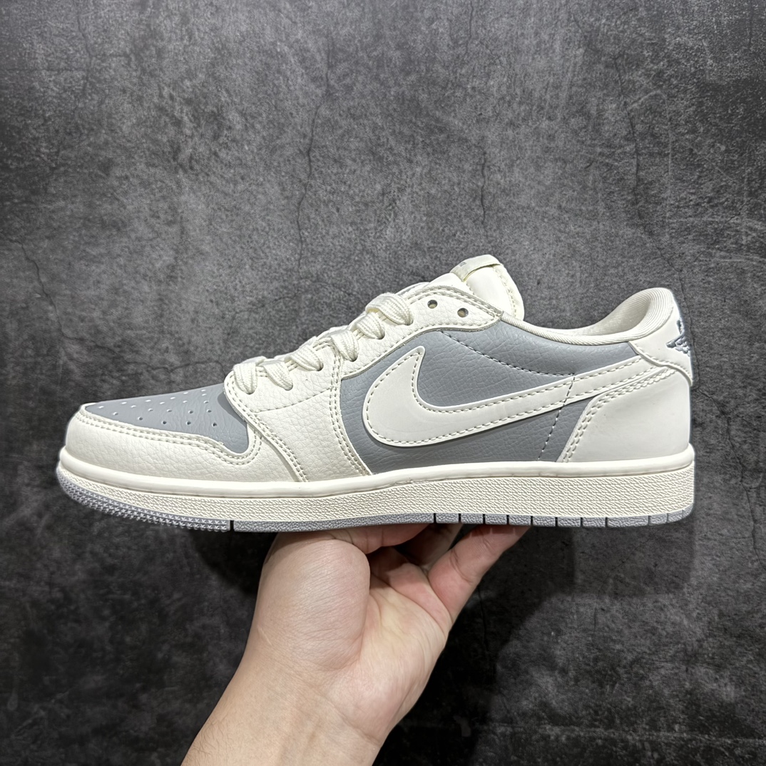 图片[2]-【定制版】Travis Scott x Nike Air Jordan 1 Low x BURBRRYAir Jordan 1 Low 反转米灰双小钩倒钩 纯原版本n全鞋采用原装头层皮，用料扎实 精雕细琢n鞋型极致还原 飞翼3D打印改良 深度立体四线中底拉帮皮料选材 钢印 背胶一应俱全 全新批次 原装原模大底全鞋原厂定制皮料，手感细腻正确折边工艺 完美细节诠释 官方货号：BB6588 315 Size：36 36.5 37.5 38 38.5 39 40 40.5 41 42 42.5 43 44 44.5 45 编码：HXS320340-鞋库