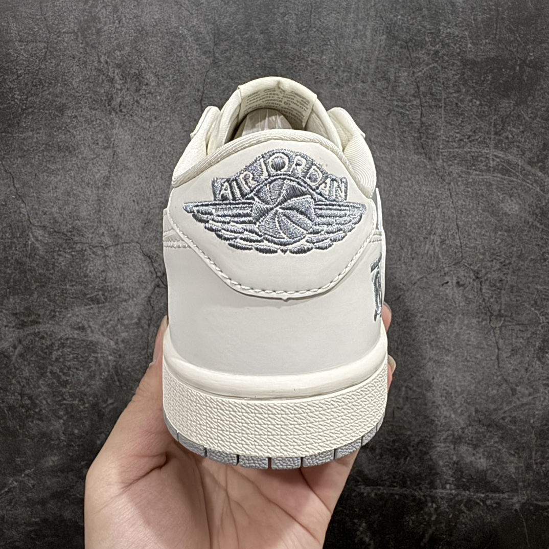 图片[4]-【定制版】Travis Scott x Nike Air Jordan 1 Low x BURBRRYAir Jordan 1 Low 反转米灰双小钩倒钩 纯原版本n全鞋采用原装头层皮，用料扎实 精雕细琢n鞋型极致还原 飞翼3D打印改良 深度立体四线中底拉帮皮料选材 钢印 背胶一应俱全 全新批次 原装原模大底全鞋原厂定制皮料，手感细腻正确折边工艺 完美细节诠释 官方货号：BB6588 315 Size：36 36.5 37.5 38 38.5 39 40 40.5 41 42 42.5 43 44 44.5 45 编码：HXS320340-鞋库