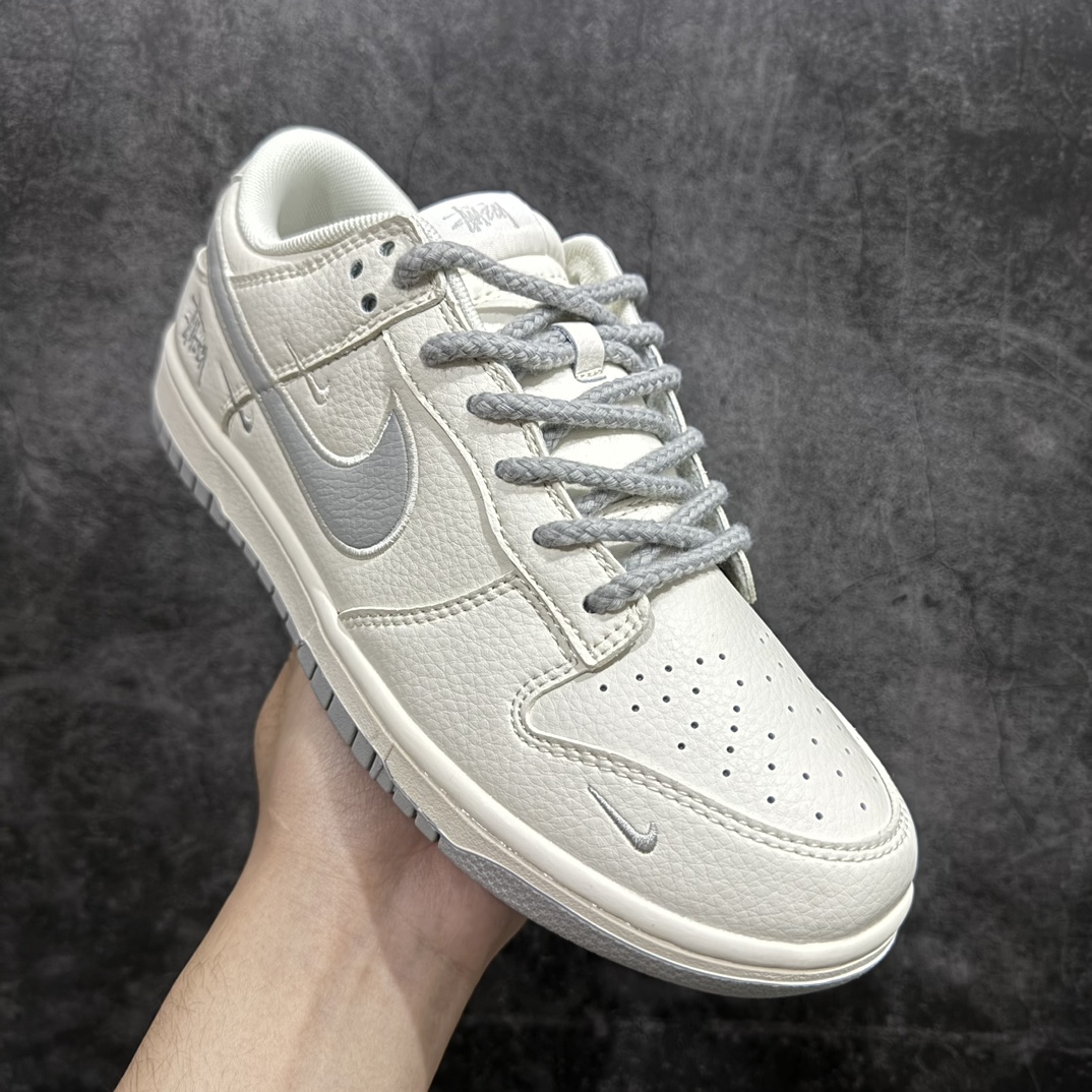 图片[3]-【定制版】Nike SB Dunk Low x Stussy 米白灰三小钩n纯原大厂出品 极力推荐n原装头层材料 独家版型蒸餾加工n帶來的是更好的视觉和脚感体验n大厂纯原品质出货 清洁度 电绣工艺皮料切割干净无任何毛边 细节完美 货号：SJ2068 282 尺码：36 36.5 37.5 38 38.5 39 40 40.5 41 42 42.5 43 44 44.5 45  编码：HXS320340-鞋库