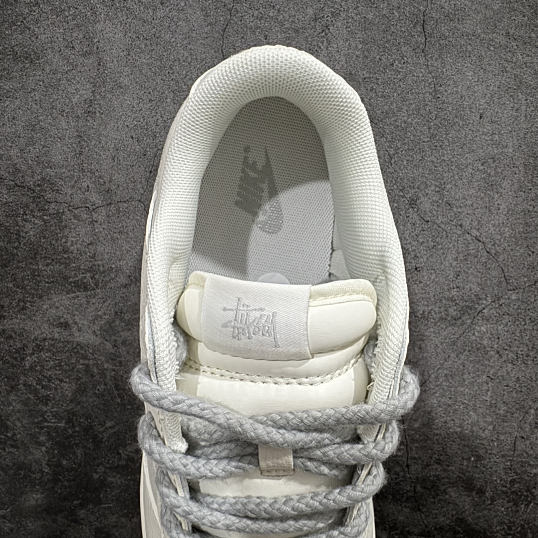 图片[8]-【定制版】Nike SB Dunk Low x Stussy 米白灰三小钩n纯原大厂出品 极力推荐n原装头层材料 独家版型蒸餾加工n帶來的是更好的视觉和脚感体验n大厂纯原品质出货 清洁度 电绣工艺皮料切割干净无任何毛边 细节完美 货号：SJ2068 282 尺码：36 36.5 37.5 38 38.5 39 40 40.5 41 42 42.5 43 44 44.5 45  编码：HXS320340-鞋库