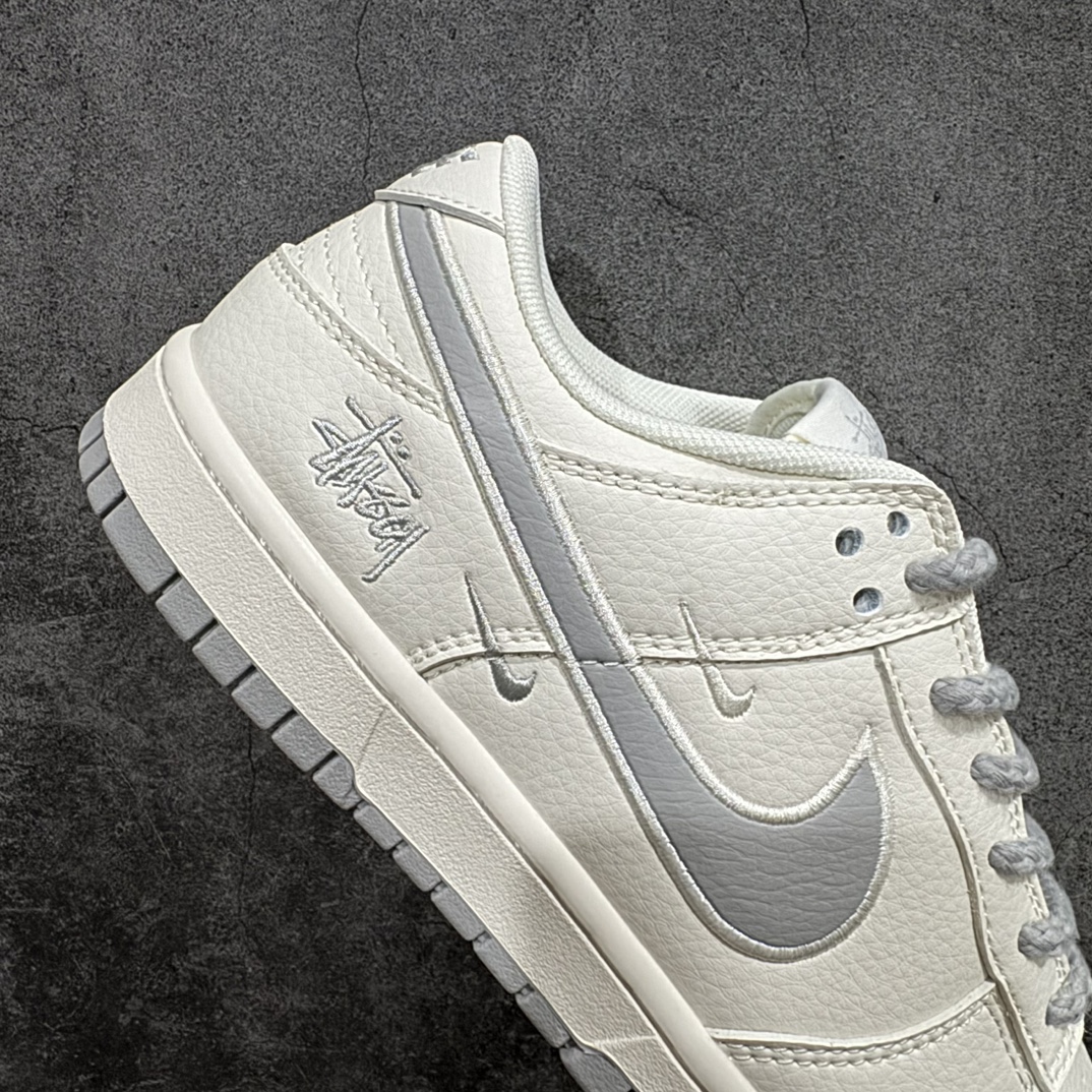 图片[7]-【定制版】Nike SB Dunk Low x Stussy 米白灰三小钩n纯原大厂出品 极力推荐n原装头层材料 独家版型蒸餾加工n帶來的是更好的视觉和脚感体验n大厂纯原品质出货 清洁度 电绣工艺皮料切割干净无任何毛边 细节完美 货号：SJ2068 282 尺码：36 36.5 37.5 38 38.5 39 40 40.5 41 42 42.5 43 44 44.5 45  编码：HXS320340-鞋库