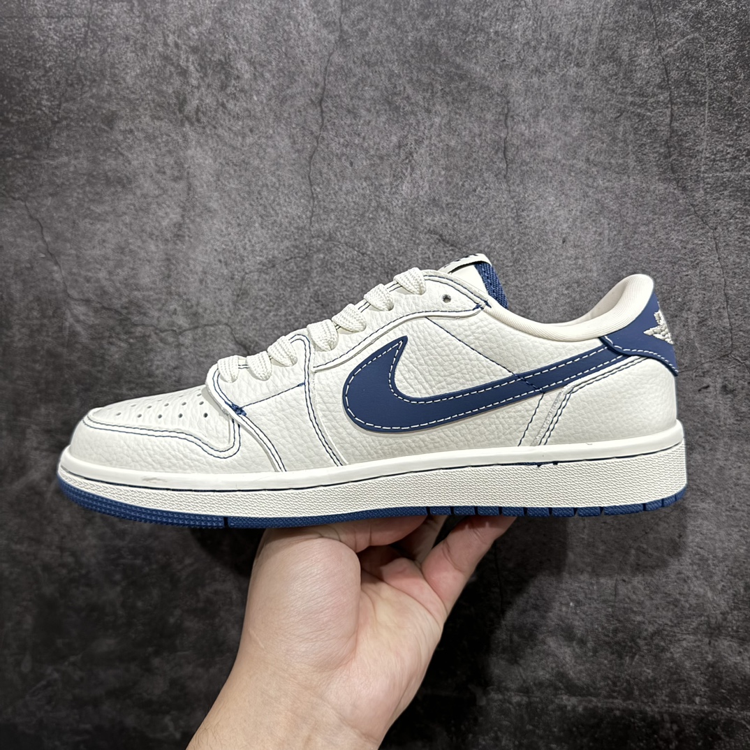 图片[2]-【定制版】Travis Scott x Fragment Design x Air Jordan 1 Low OG SP AJ1 乔1 Bape联名-磨砂蓝 低帮文化休闲板鞋 CH6336-008n#多方联名合作融合了Travis Scott 独特的音乐风格，藤原浩个性的设计风格以及Jordan品牌的经典元素 使其成为一双具有独特身份和价值的鞋子 清新而立体的外观加上联名标识更突出了其独特身份 这种配色方案显示出活力和时尚感 在视觉上引人注目  鞋身的质感和细腻的细节处理使其显得高端而格调十足  这款“倒钩”联名是设计与创意完美结合  融合多方的个性风格是一款备受瞩目的潮流鞋款 尺码：36 36.5 37.5 38 38.5 39 40 40.5 41 42 42.5 43 44 44.5 45 编码：HXS320340-鞋库