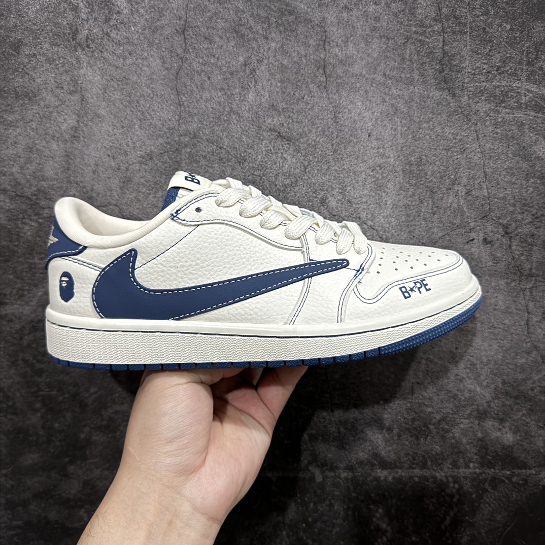 【定制版】Travis Scott x Fragment Design x Air Jordan 1 Low OG SP AJ1 乔1 Bape联名-磨砂蓝 低帮文化休闲板鞋 CH6336-008n#多方联名合作融合了Travis Scott 独特的音乐风格，藤原浩个性的设计风格以及Jordan品牌的经典元素 使其成为一双具有独特身份和价值的鞋子 清新而立体的外观加上联名标识更突出了其独特身份 这种配色方案显示出活力和时尚感 在视觉上引人注目  鞋身的质感和细腻的细节处理使其显得高端而格调十足  这款“倒钩”联名是设计与创意完美结合  融合多方的个性风格是一款备受瞩目的潮流鞋款 尺码：36 36.5 37.5 38 38.5 39 40 40.5 41 42 42.5 43 44 44.5 45 编码：HXS320340-鞋库